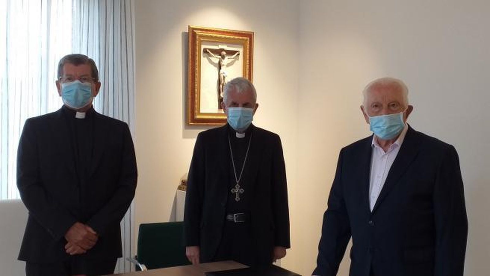 El vicario general de la diócesis Tui-Vigo, Juan Luis Martínez (i), el obispo Luis Quinteiro (c) y el párroco de la colegiata, Moisés Alonso, tras anunciar la concesión del título de basílica para el templo vigués