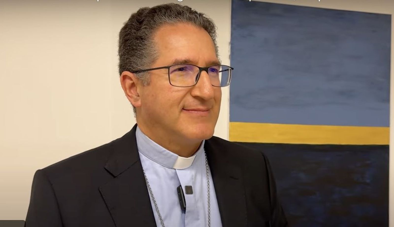 Monseñor Alí Herrera, durante la entrevista con los medios vaticanos