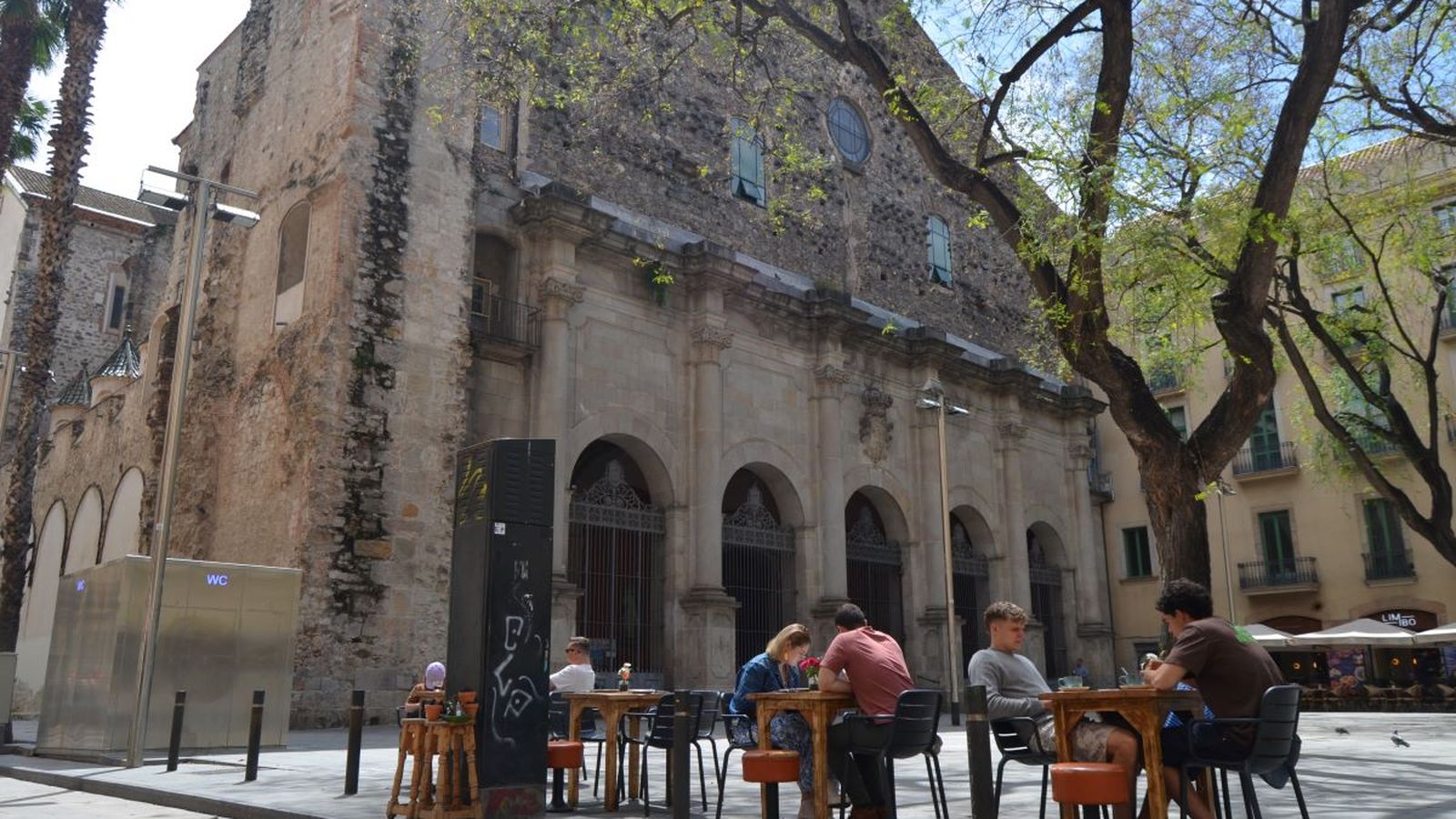 La plaza de Sant Agustí se prepara para convertirse en uno de los escenarios centrales de la visita de León XIV a Barcelona.