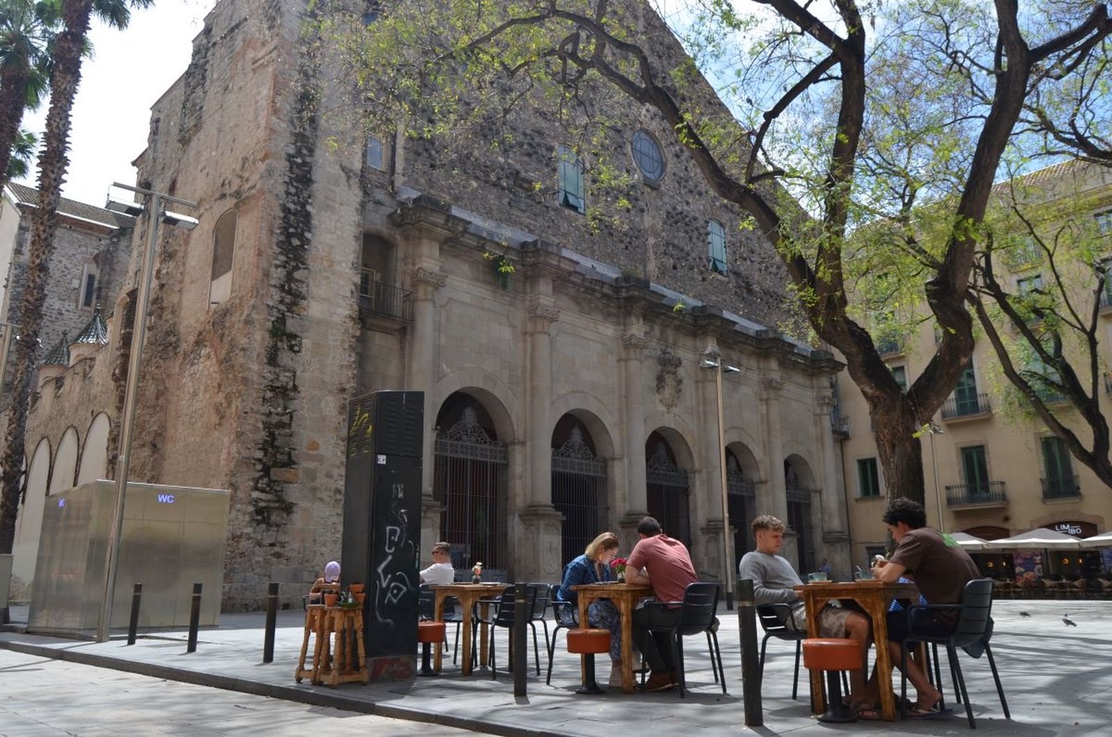 La plaza de Sant Agustí se prepara para convertirse en uno de los escenarios centrales de la visita de León XIV a Barcelona.