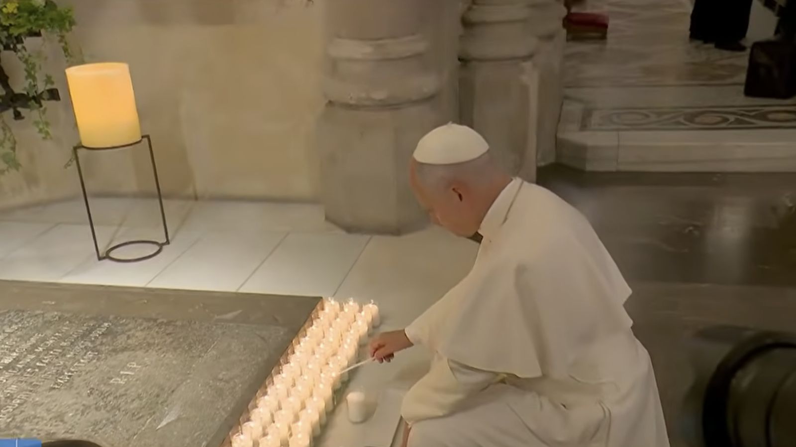 El Papa enciende una vela ante la tumba de Gaudí