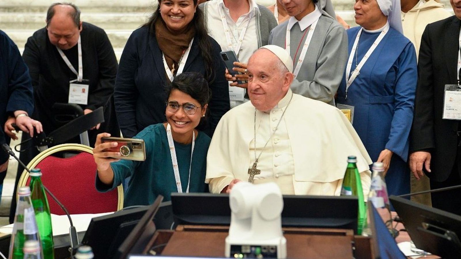 El Papa, con algunas mujeres participantes en el Sínodo