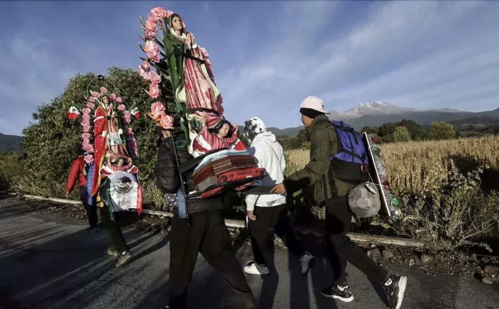 Peregrinos parten desde Puebla con las imágenes de la Virgen de Guadalupe a cuestas