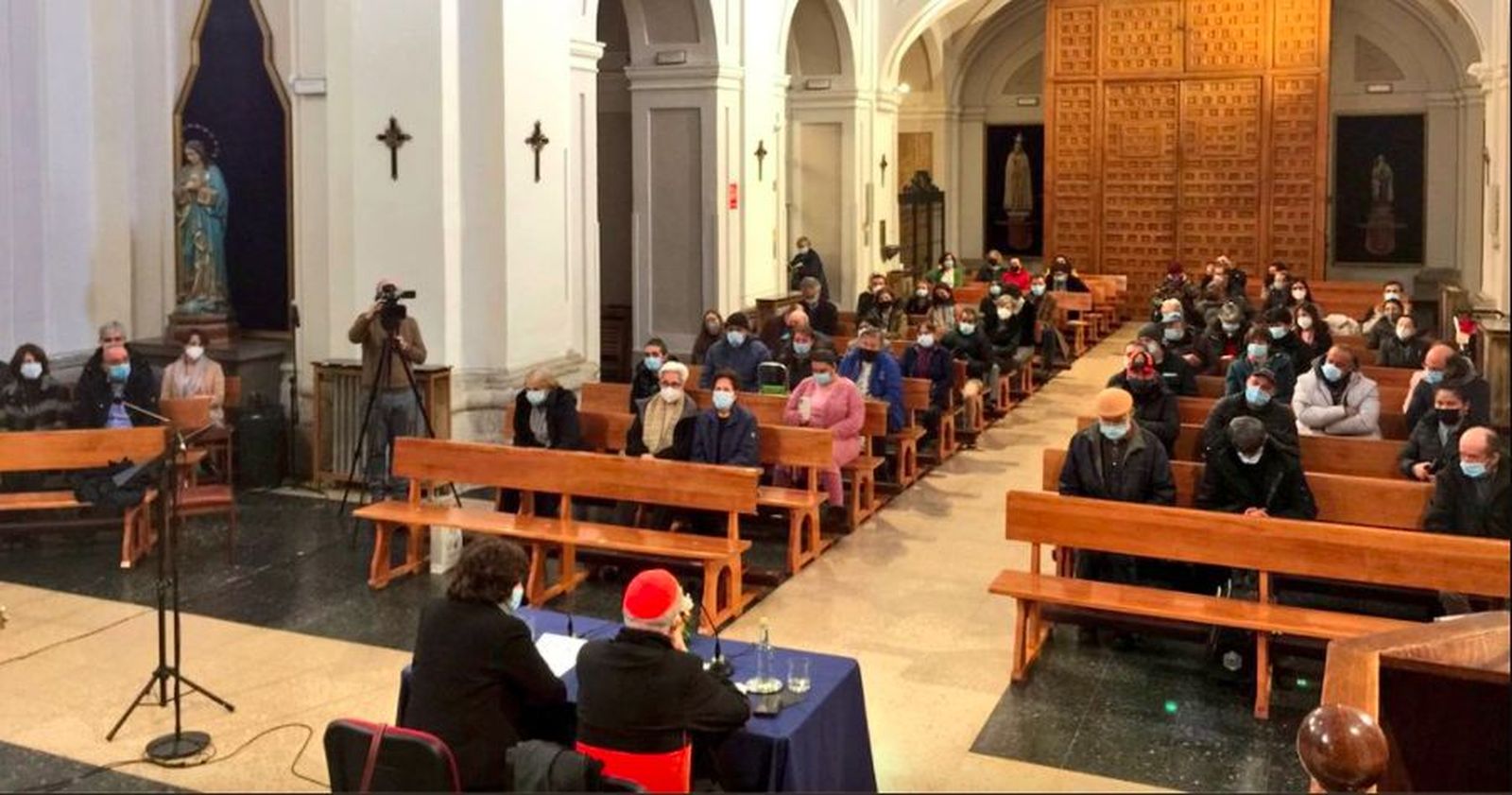 Encuentro de Osoro con los descartados, en la iglesia de las Maravillas