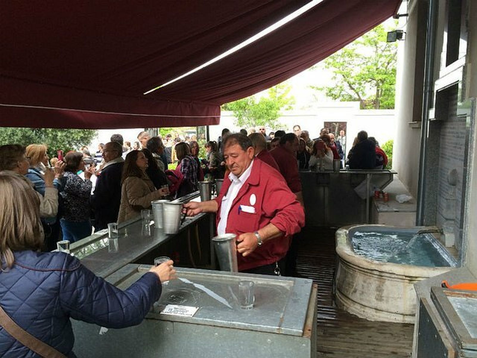 Aguador en la fuente de San Isidro