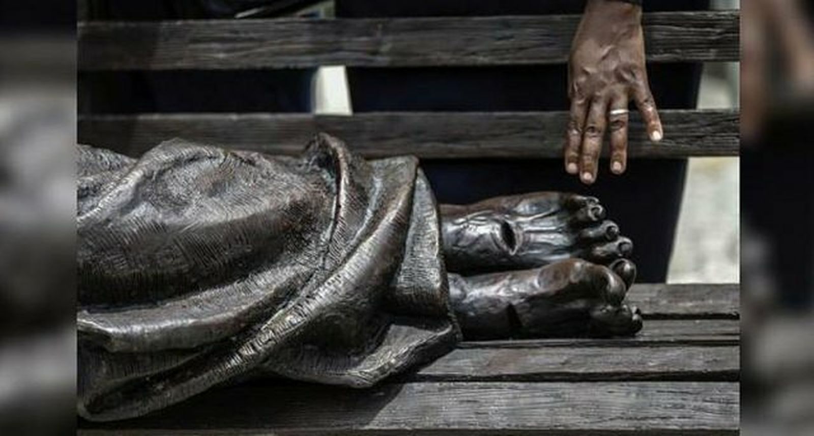 Detalle de la escultura del 'Jesús sin techo' de Río