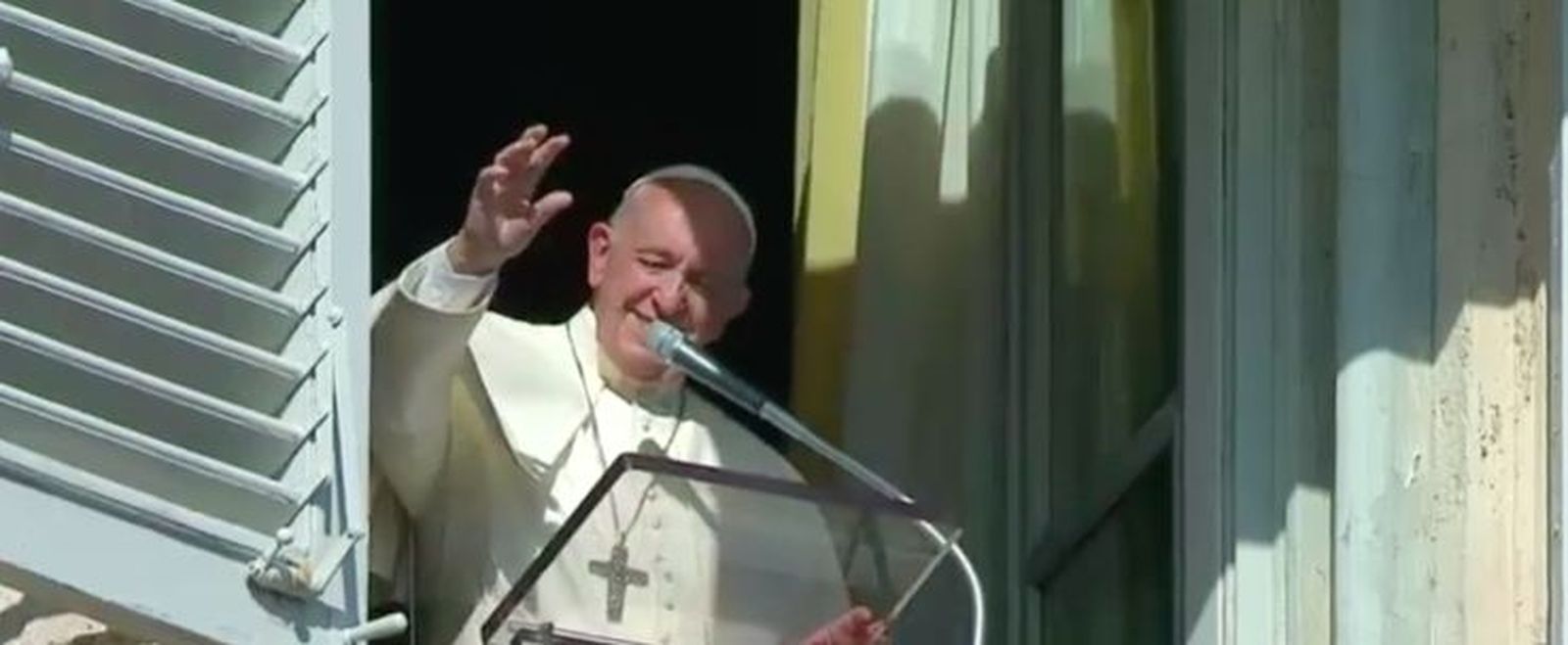 Francisco saluda a los fieles durante el rezo del Angelus