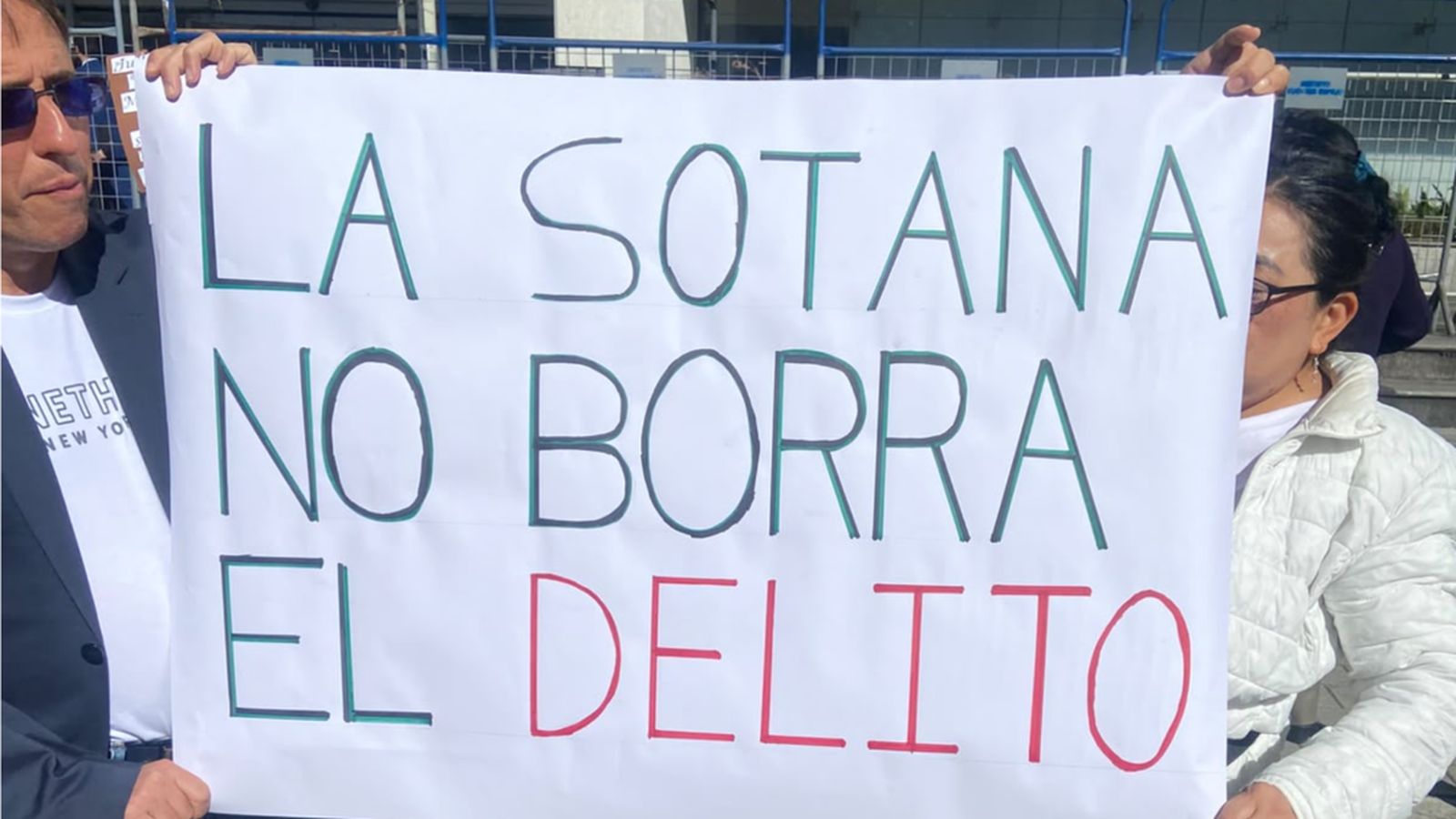 Pancarta contra cura abusador de Quito