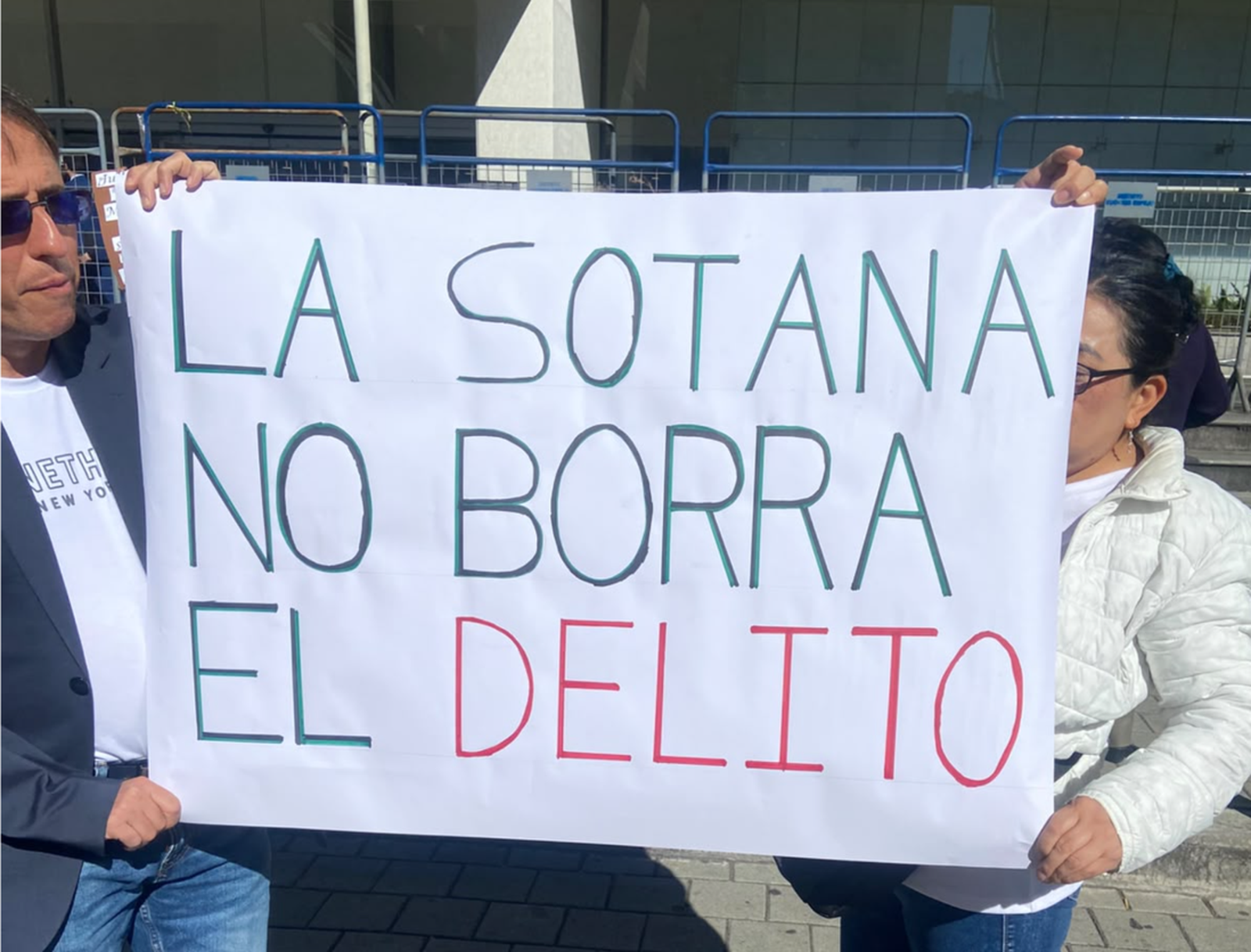 Pancarta contra cura presunto abusador de Quito