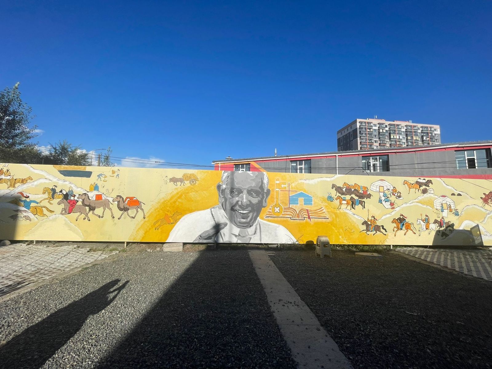 Mural en homenaje al Papa junto a la catedral de Ulán-Bator
