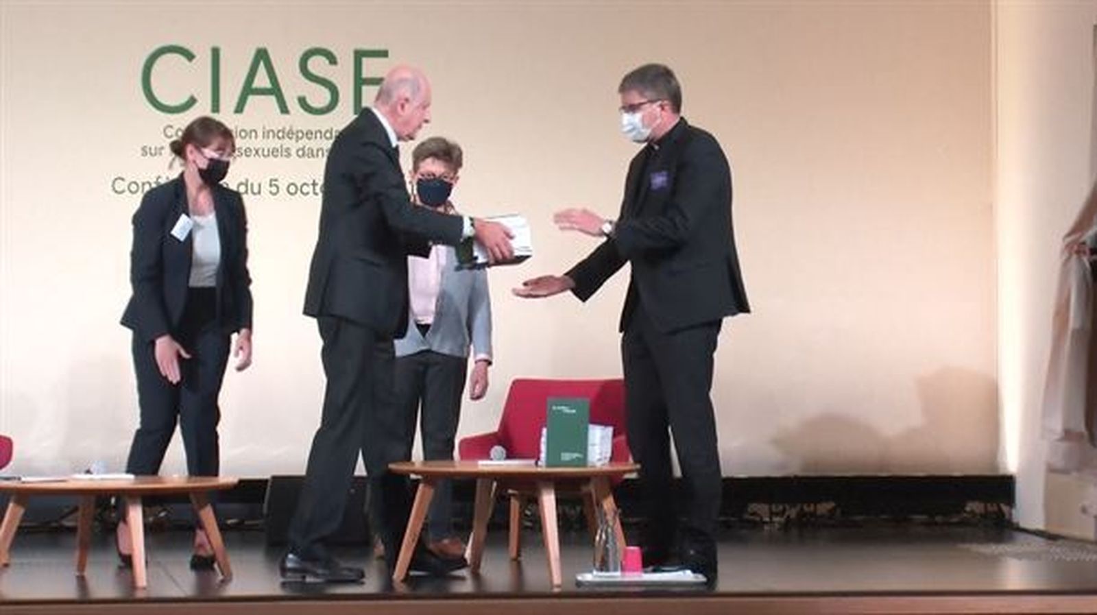 Entrega del informe al presidente de los obispos franceses
