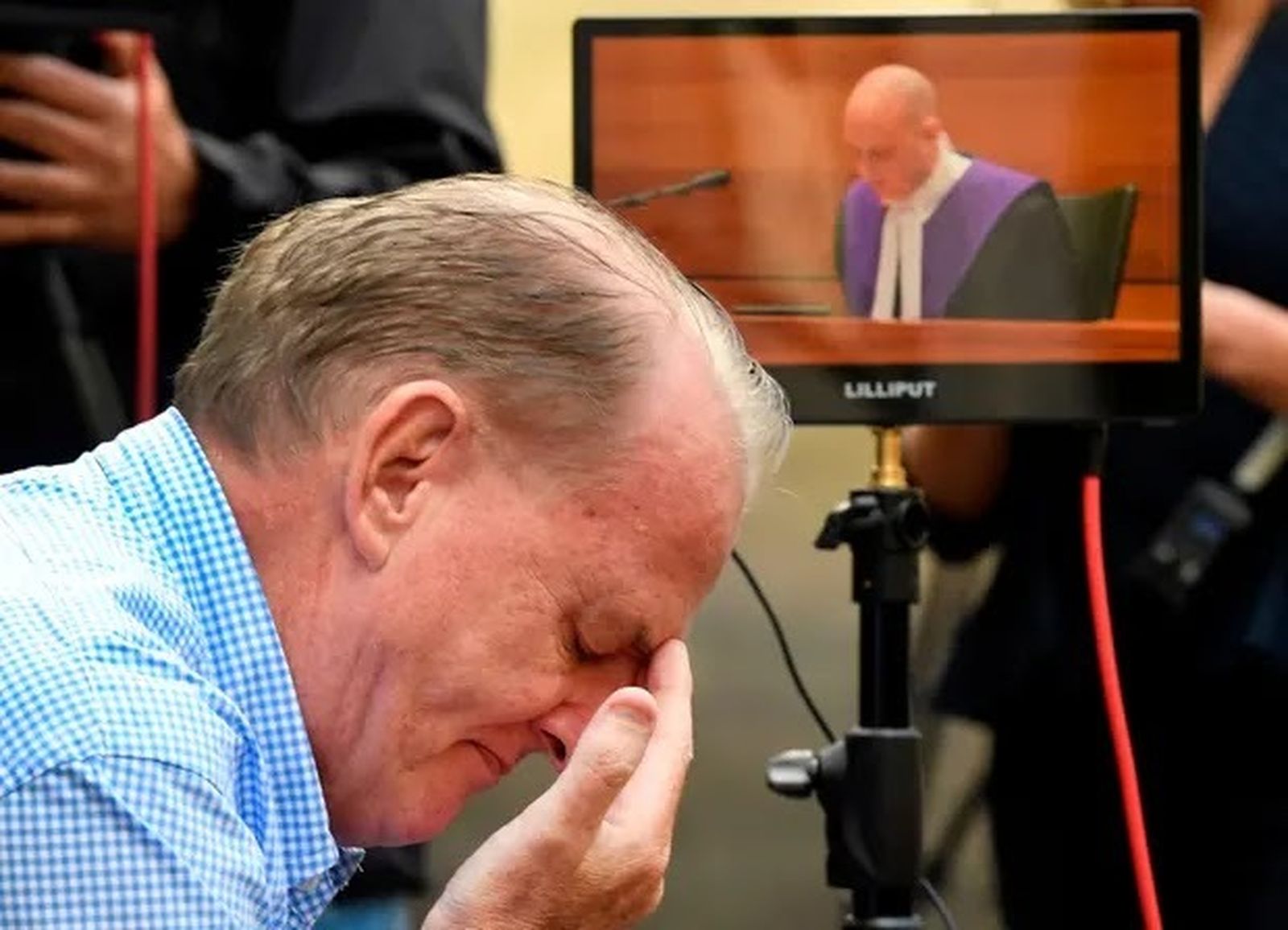 Un hombre escucha la sentencia del 'caso Pell'