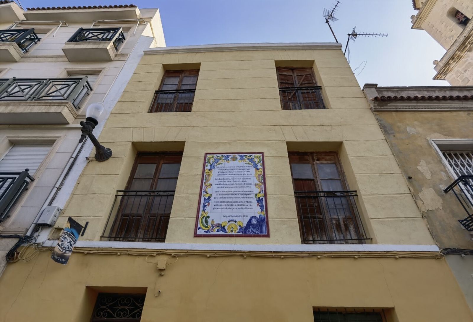 Poema  al Nazareno de Miguel Hernández en la fdachada de una asa