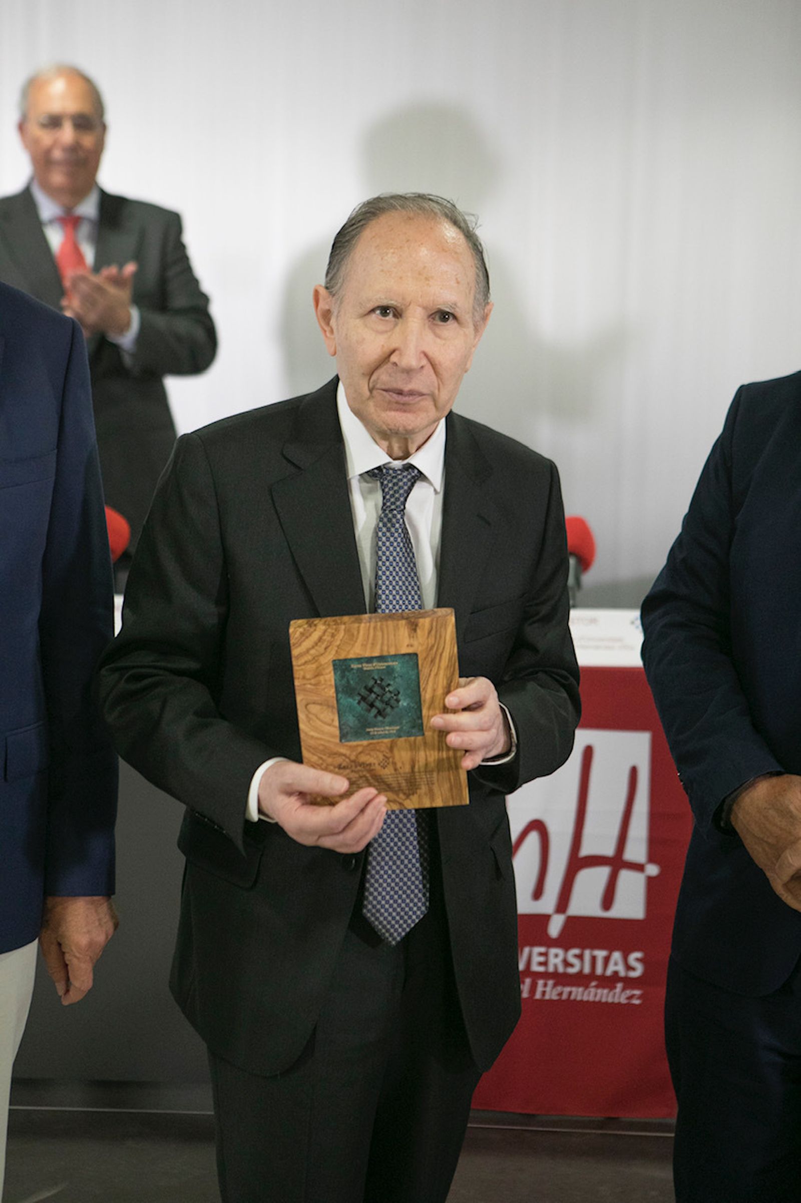 Josep_Massot con la Medalla d'Honor de la Xarxa Vives d'Universitats