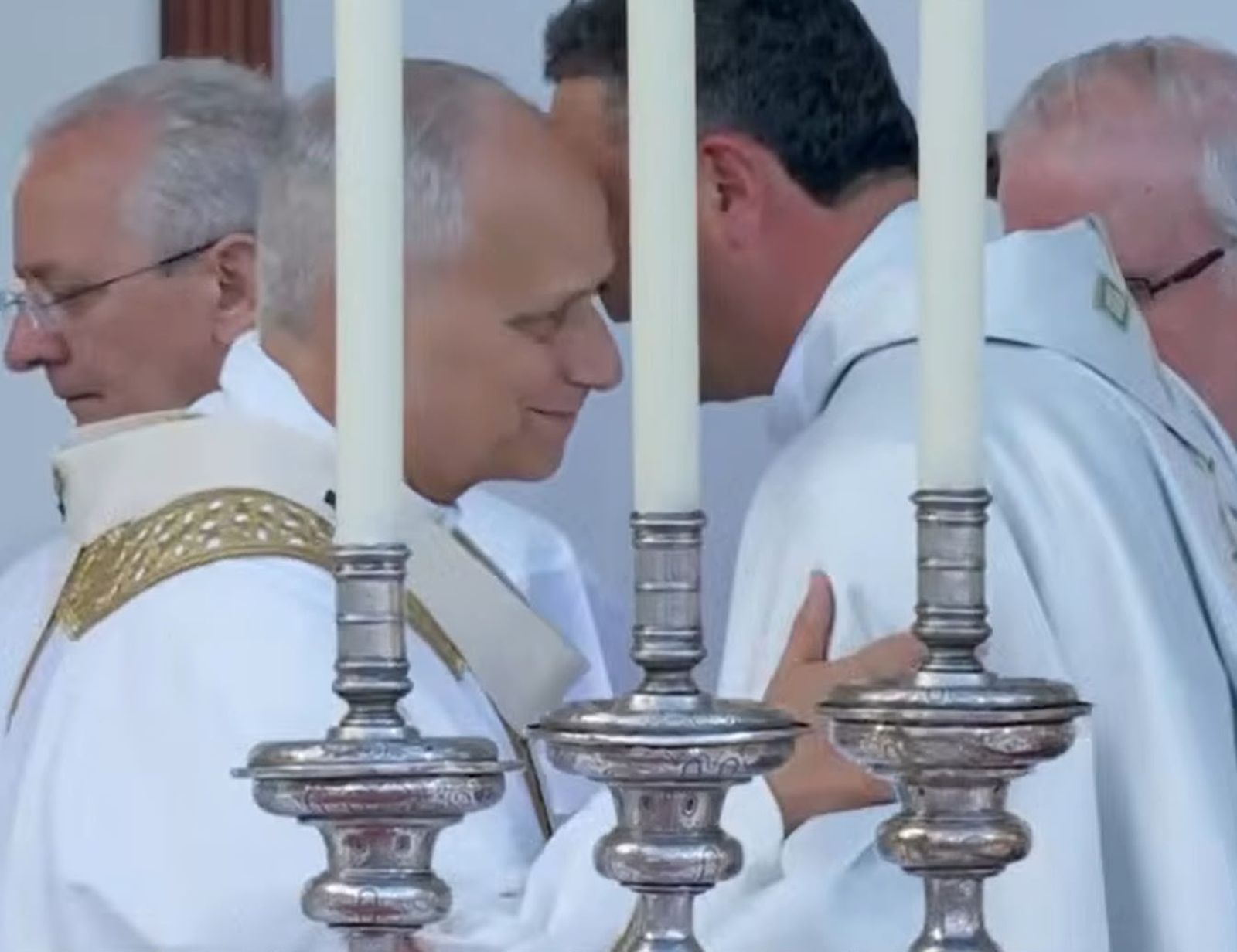 El obispo de Mondoñedo-Ferrol saluda al Papa durante una celebración