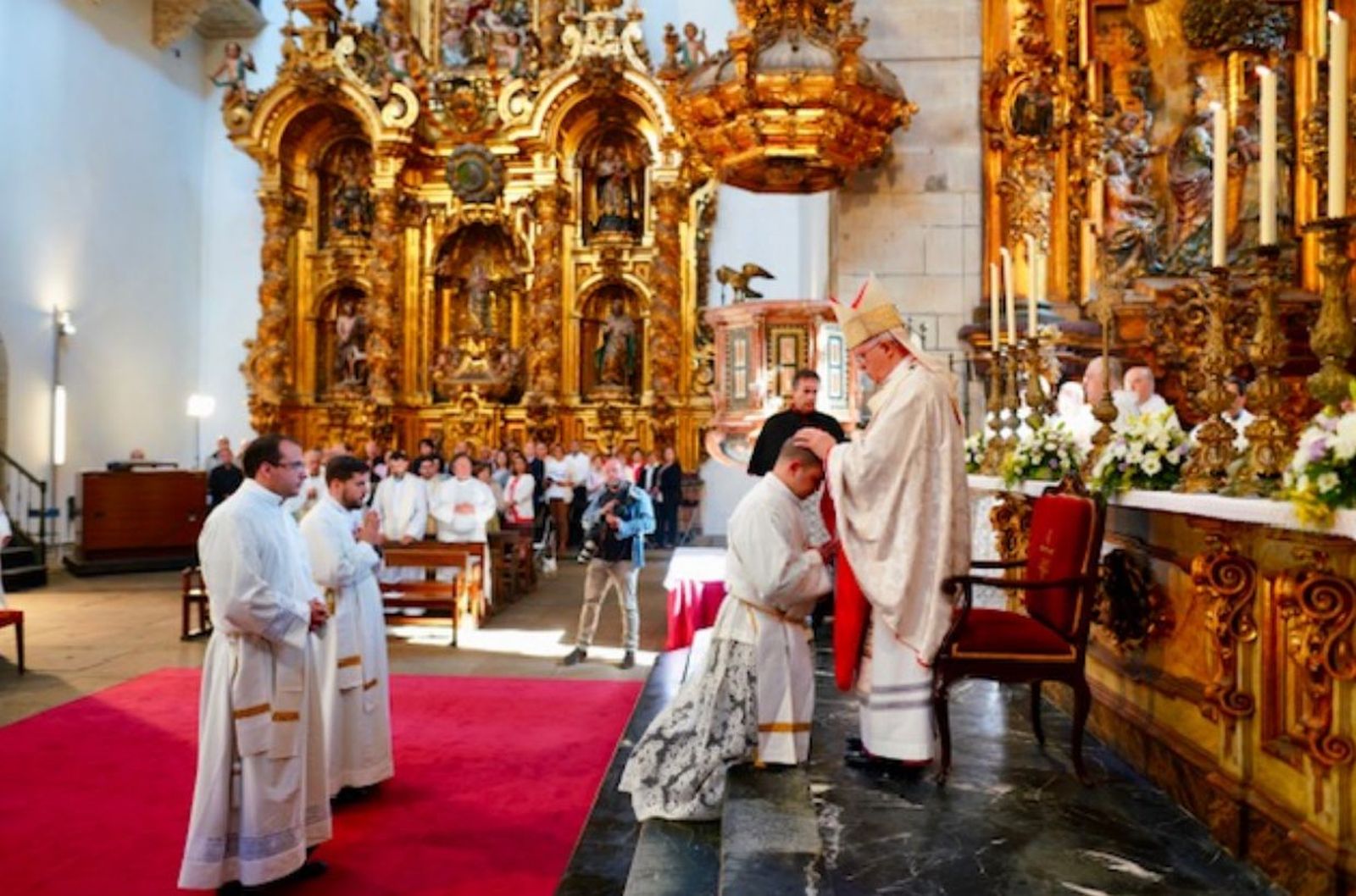 Imposición de manos en Compostela