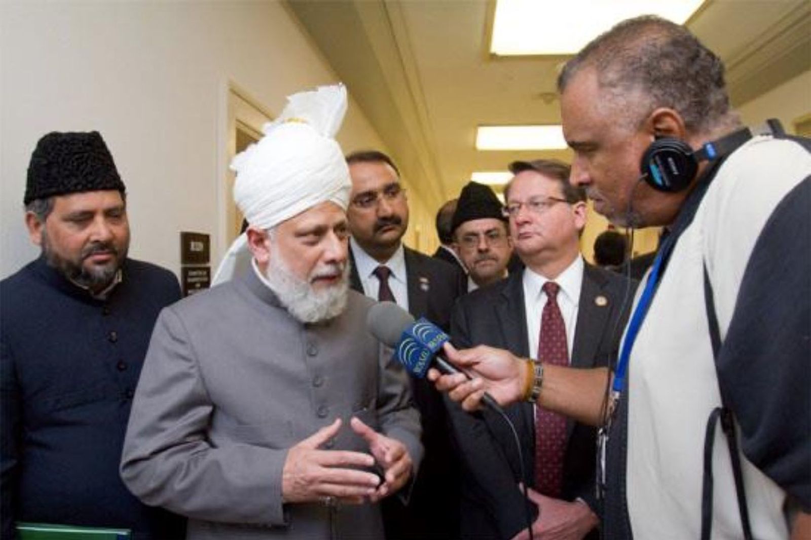 El V Califa en un encuentro con los medios de comunicación