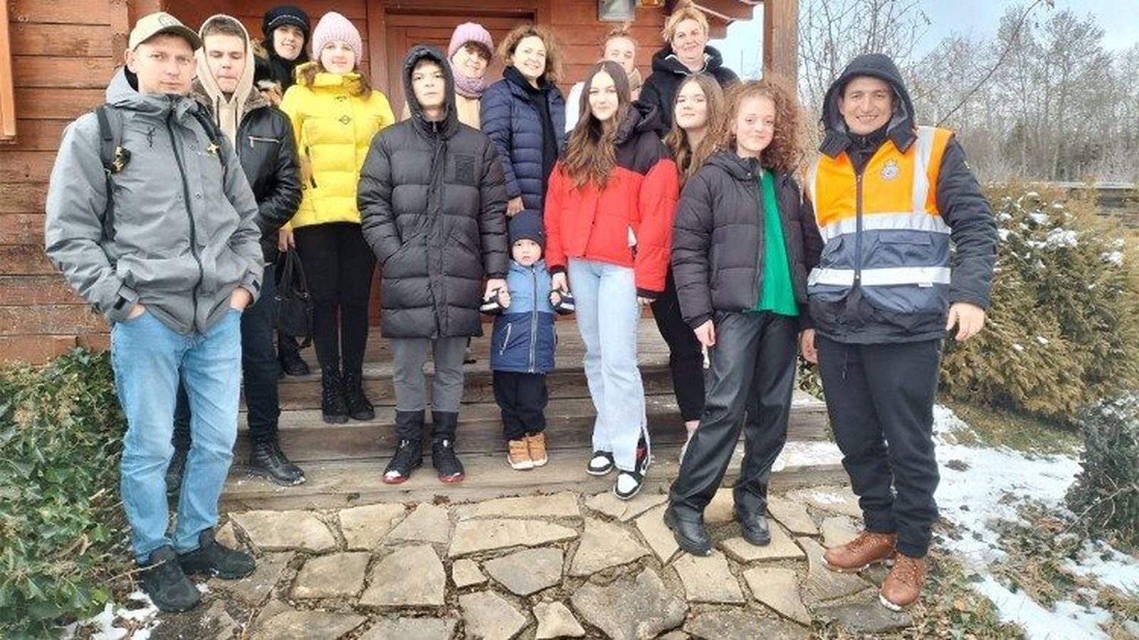 Pavlo, Yurii y Enrique con una de las familias de refugiados