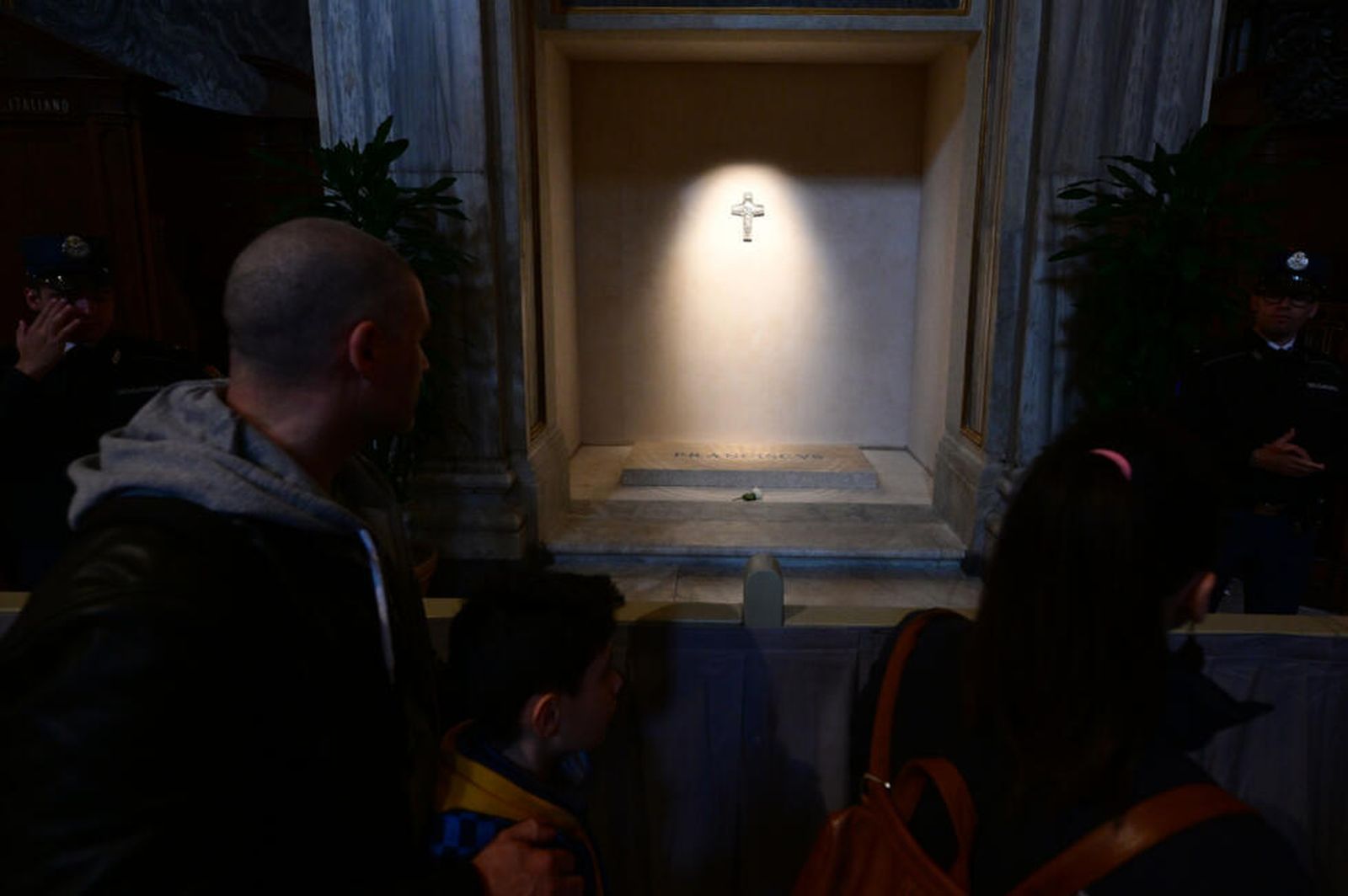 Fieles ante la tumba de Francisco