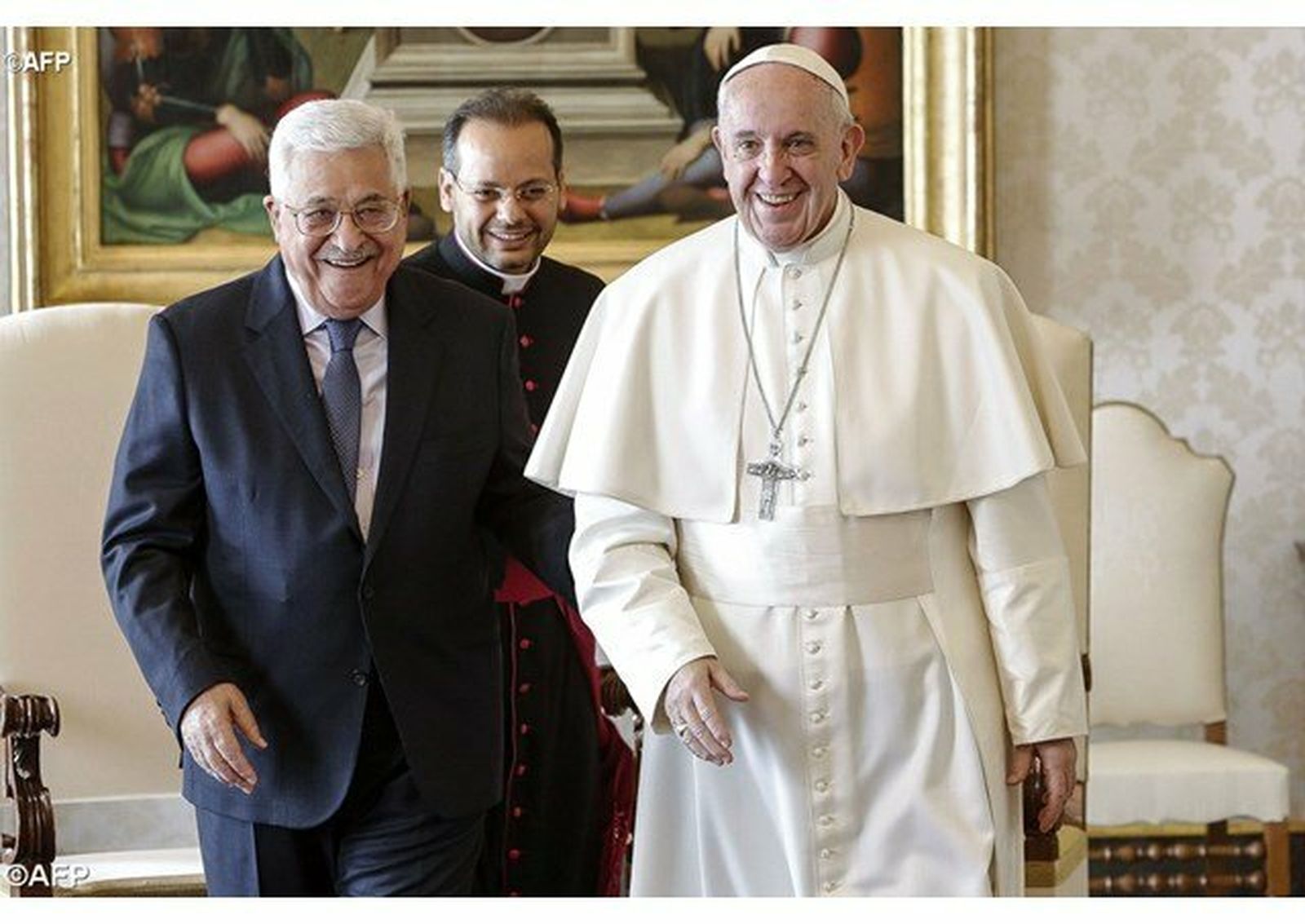 El Papa y Abbas sonríen