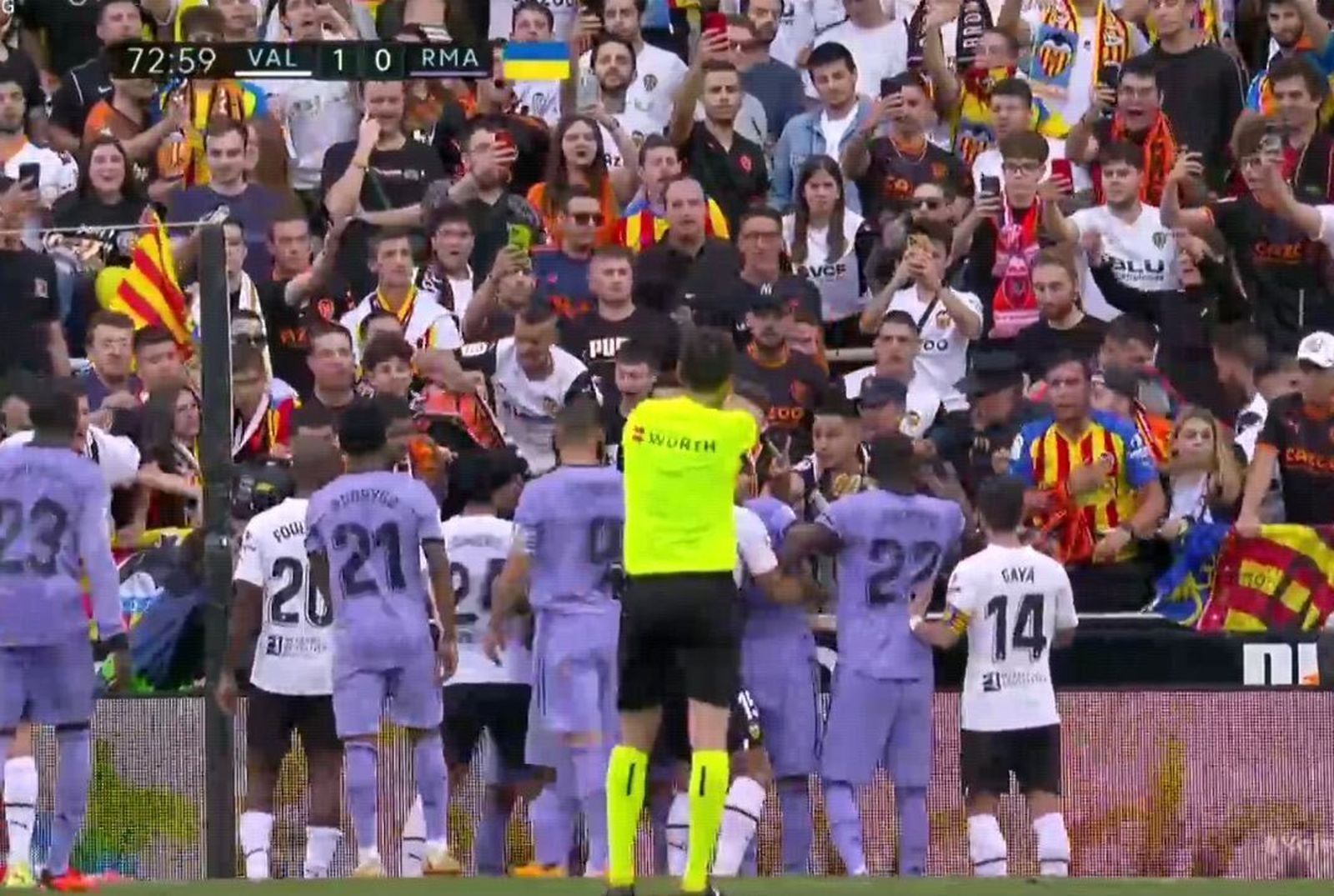 Vinicius jr. señalando al aficionado que le insultó en el Valencia-Real Madrid