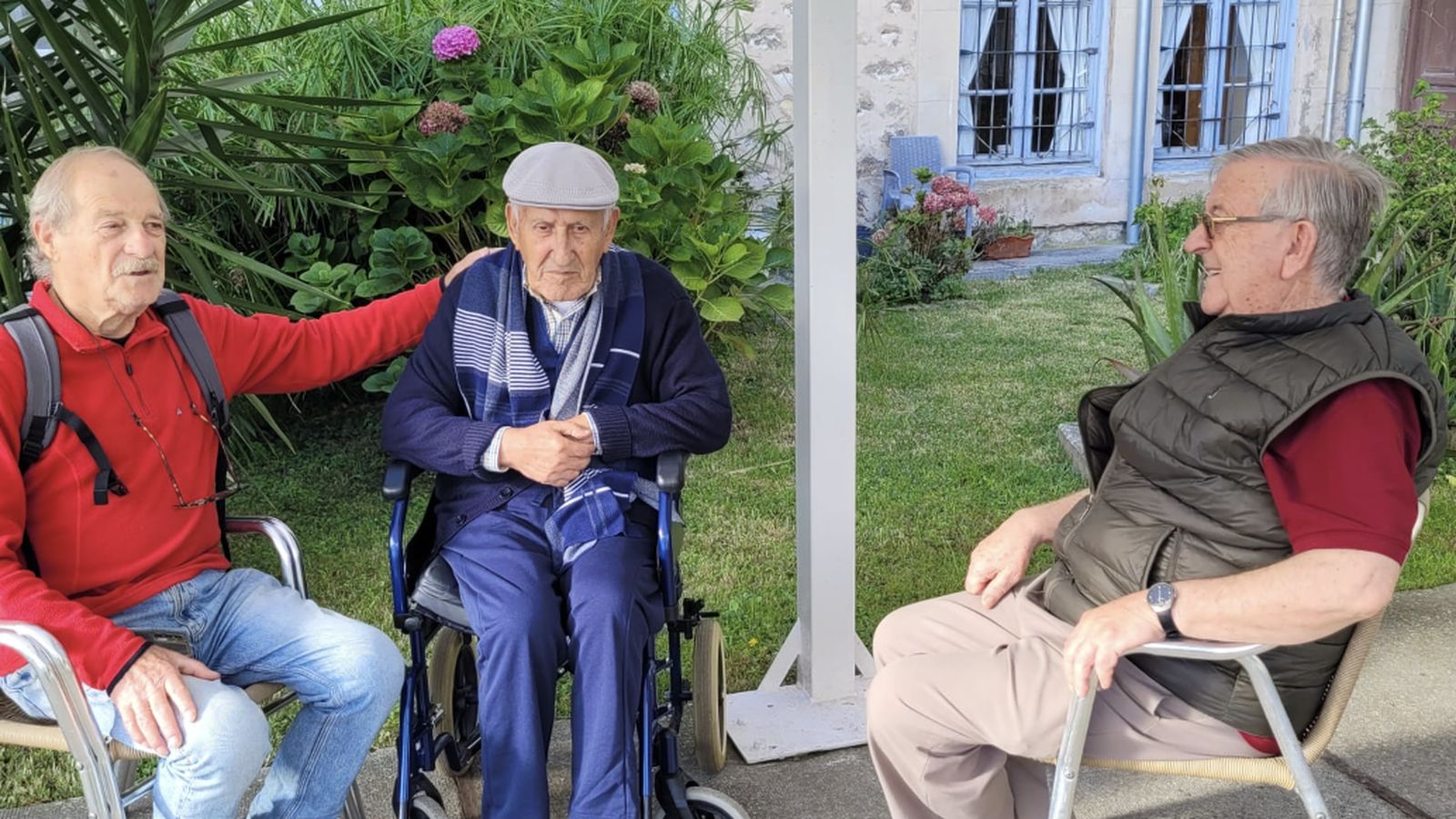 Isidro en el centro con dos amigos