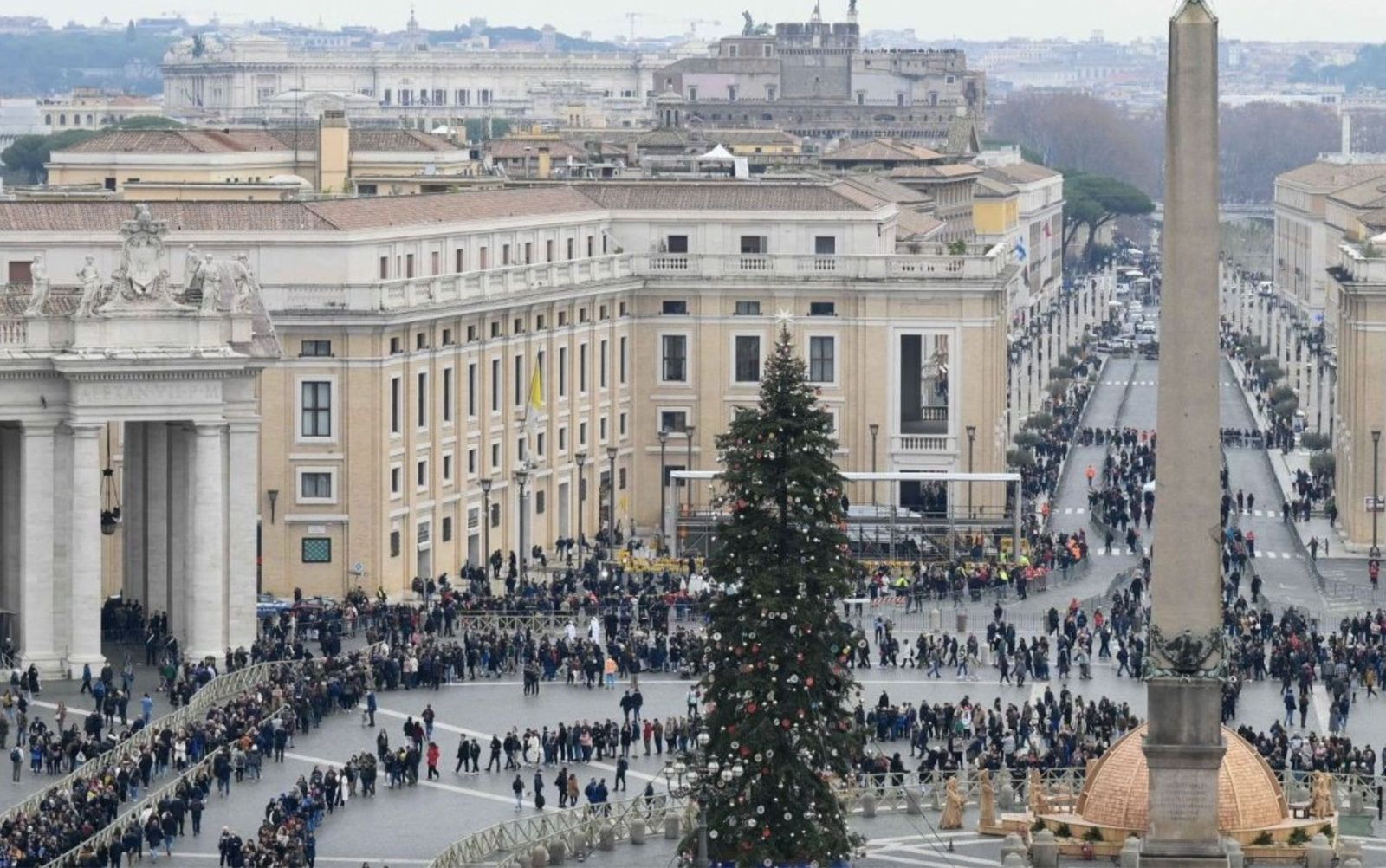 Colas en la plaza de San Pedro para despedir a Benedicto XVI