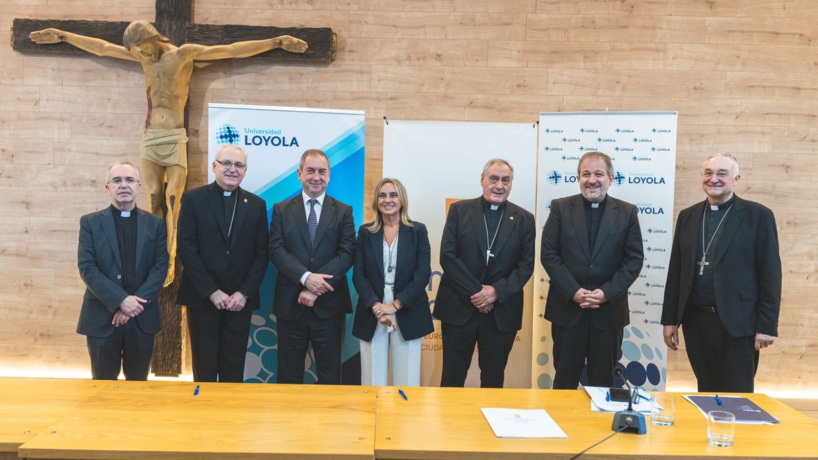Foto de familia del acto de apertura de curso en la Universidad Loyola. Granada .