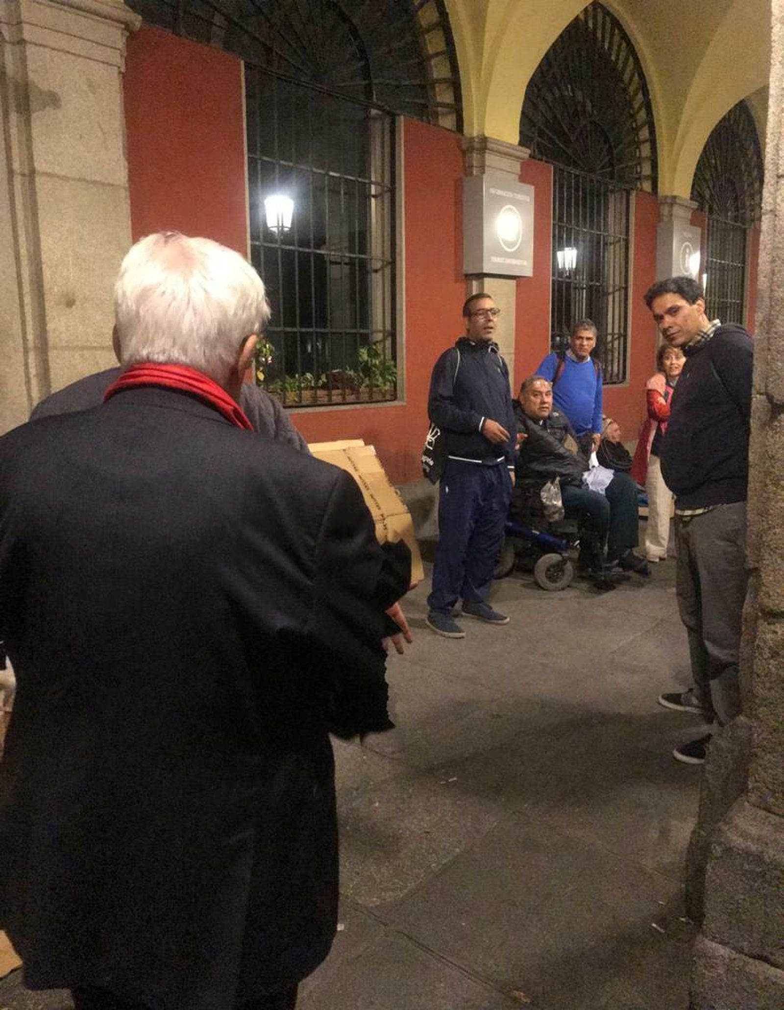 El padre Ángel, en la plaza Mayor, con los sintecho