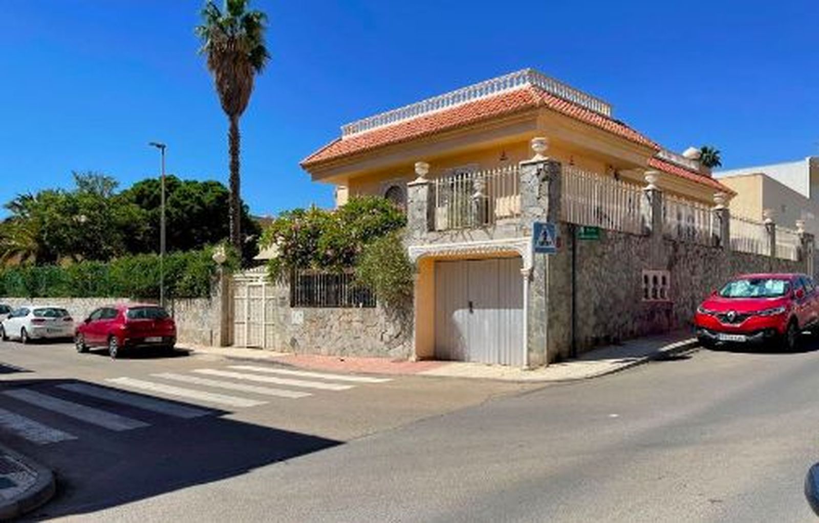 Otro de los edificios puestos a la venta por la diócesis de Almería