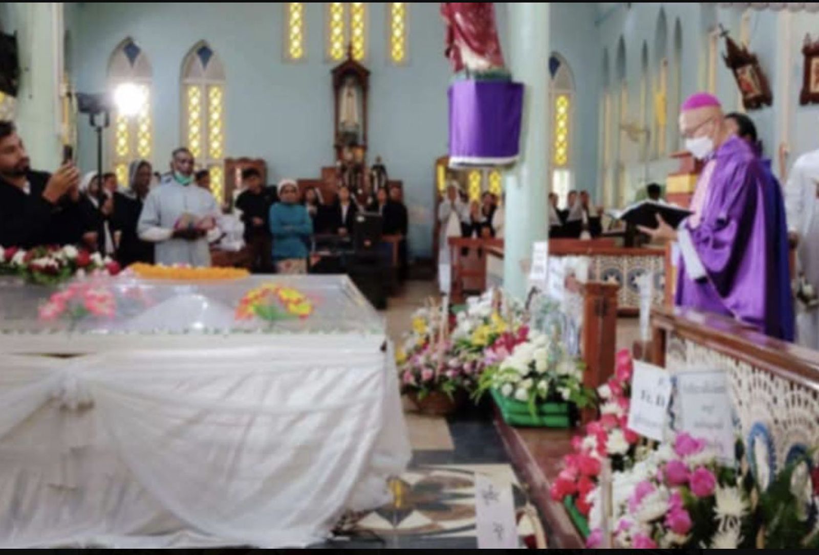 Funeral por el sacerdote asesinado