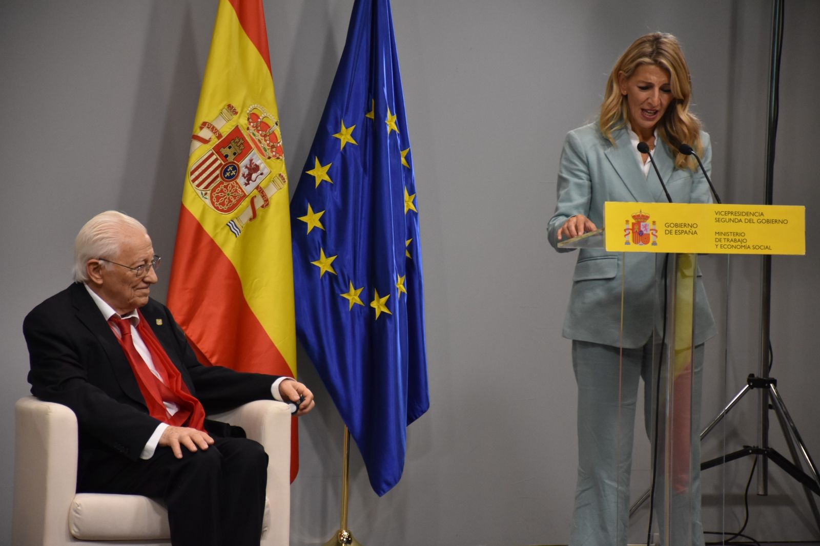Yolanda Díaz, con el padre Ángel