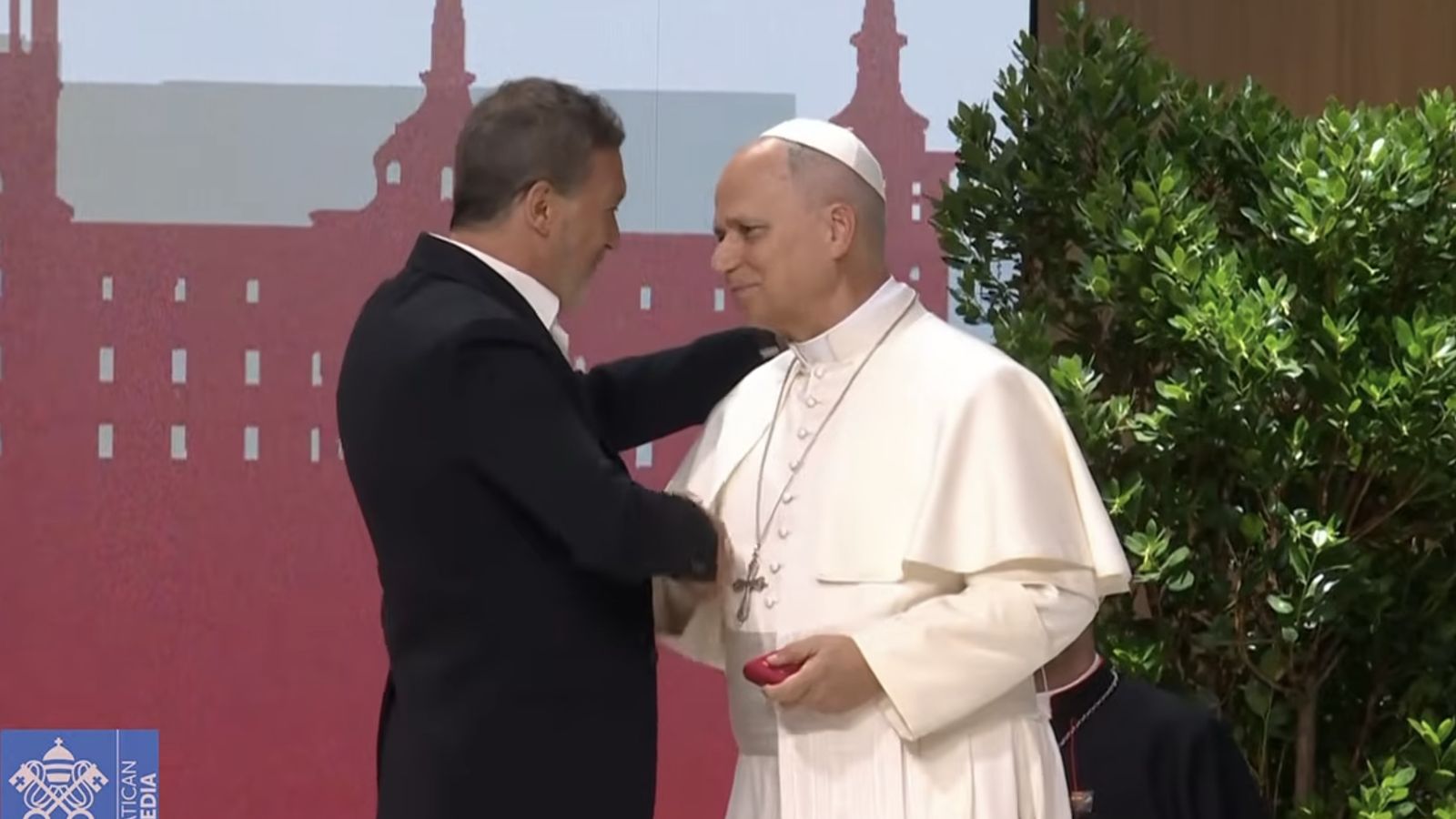 Banderas abraza al Papa