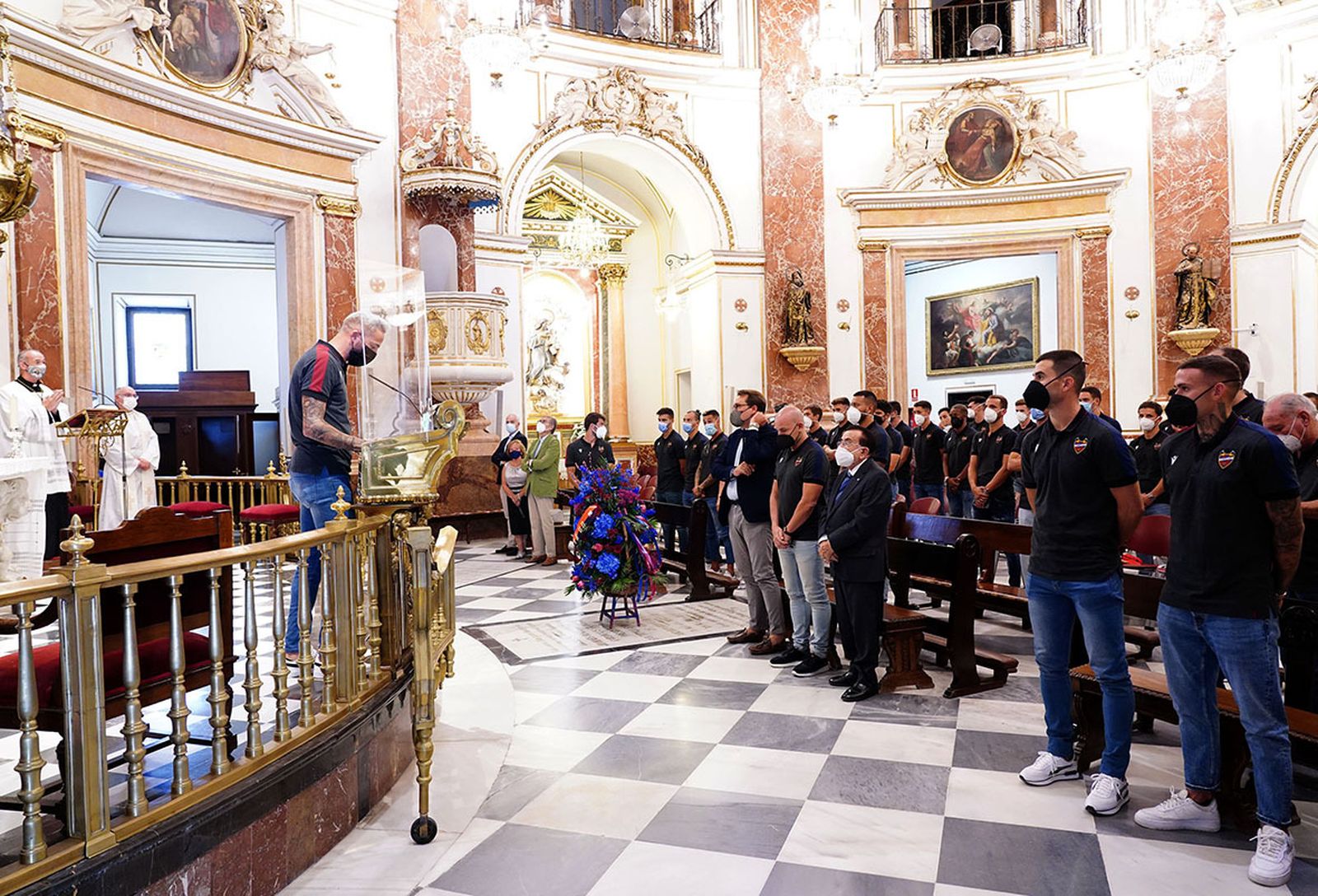 El Levante UD en la Tradicional ofrenda de flores a la Virgen de los Desamparados en la Basílica