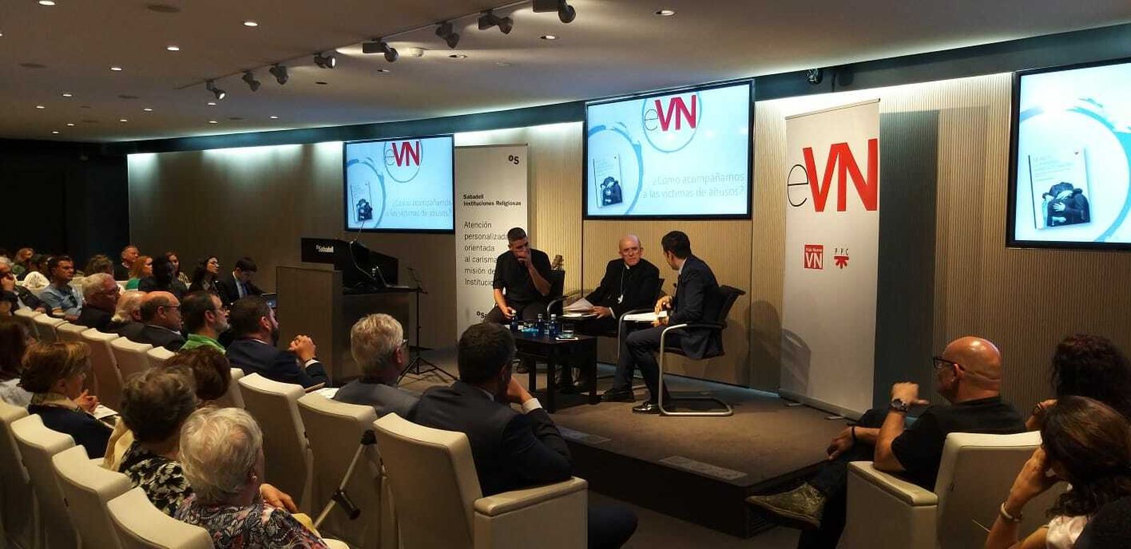 Encuentro en el Auditorio del Banco Sabadell sobre las víctimas de abusos y su acompañamiento