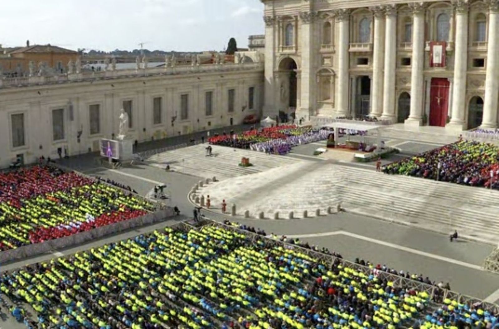 Miles de voluntaries participation en la eucaristía