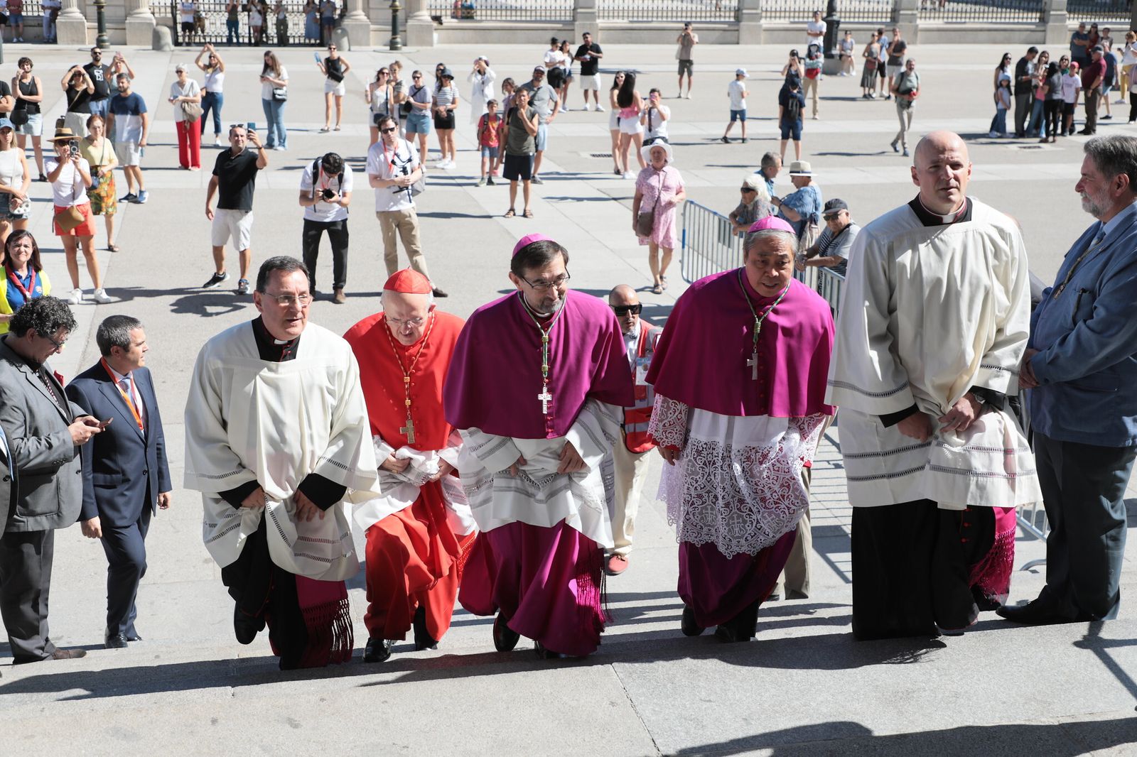 José Cobo, a su entrada a la catedral de la Almudena