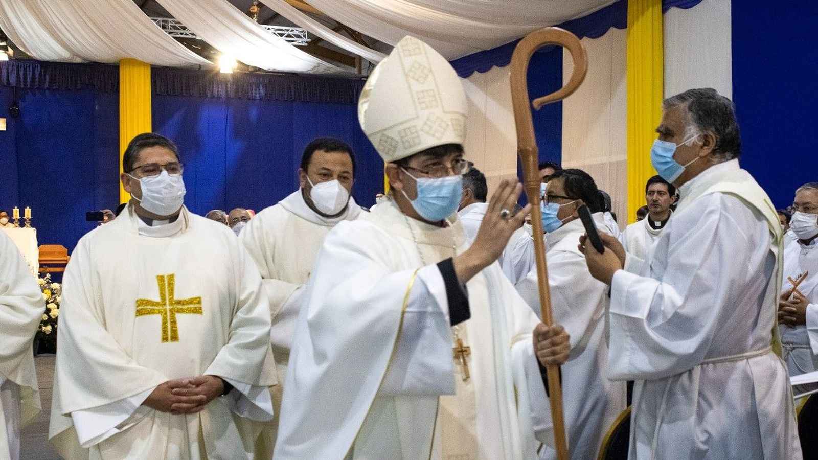 Entrada de los nuevos obispos