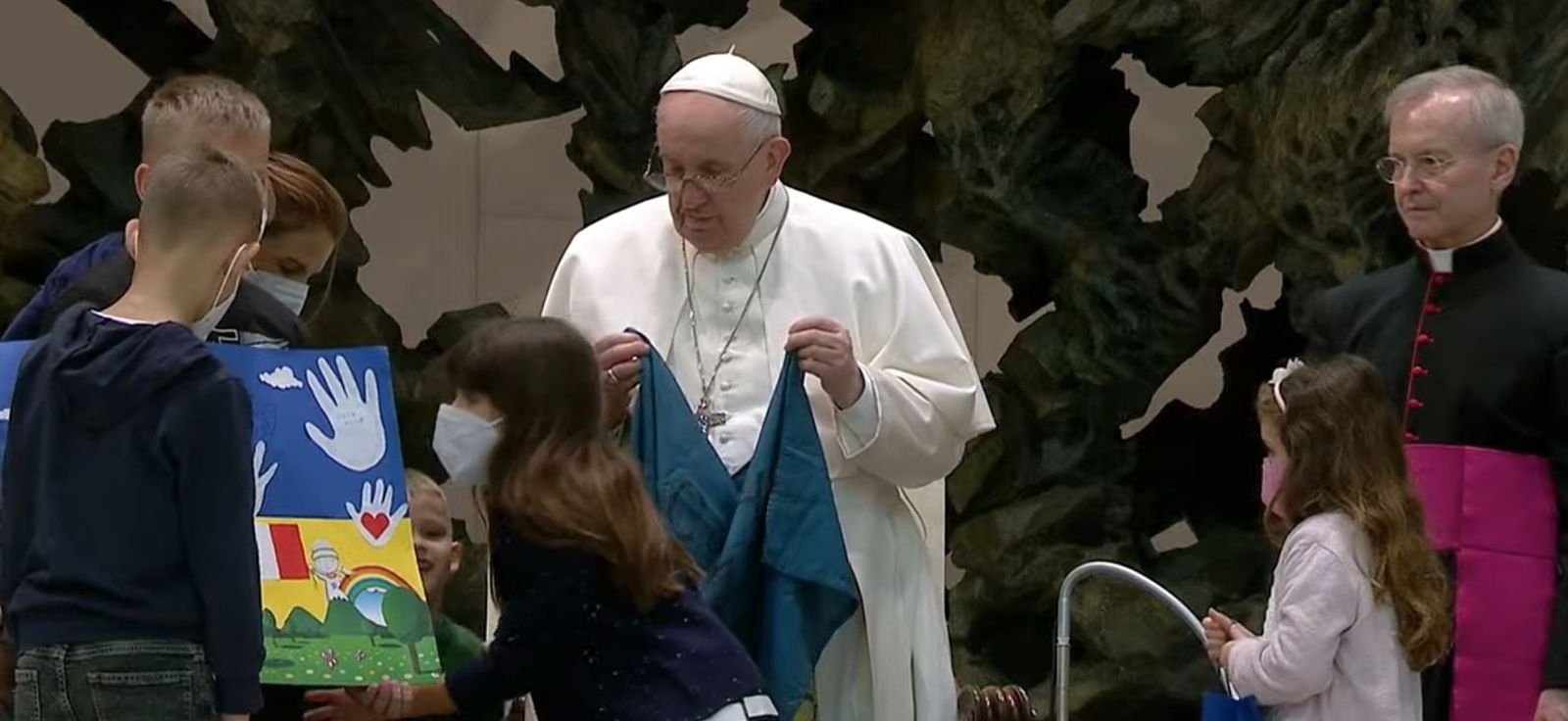 El Papa, la bandera y los niños ucranianos