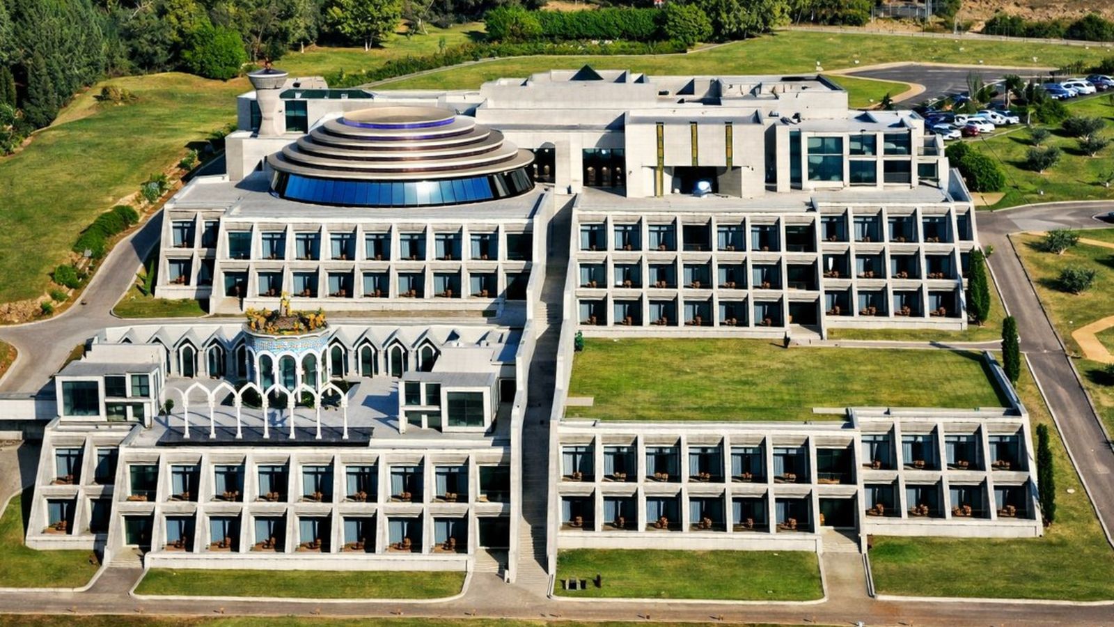 La Domus Galilaeae situado en Israel, Monte de las Bienaventuranzas, cerca del Mar de Galilea. Pertenece al Camino Neocatecumenal. La estructura principal tiene 12.000 metros cuadrados. El terreno total del recinto abarca unos 33.000 metros cuadrados (wikipedia)