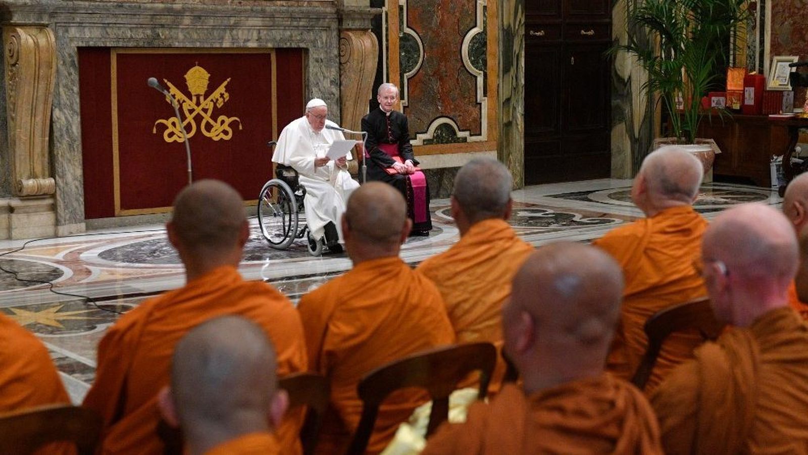 Francisco recibe a la delegación budista de Tailandia