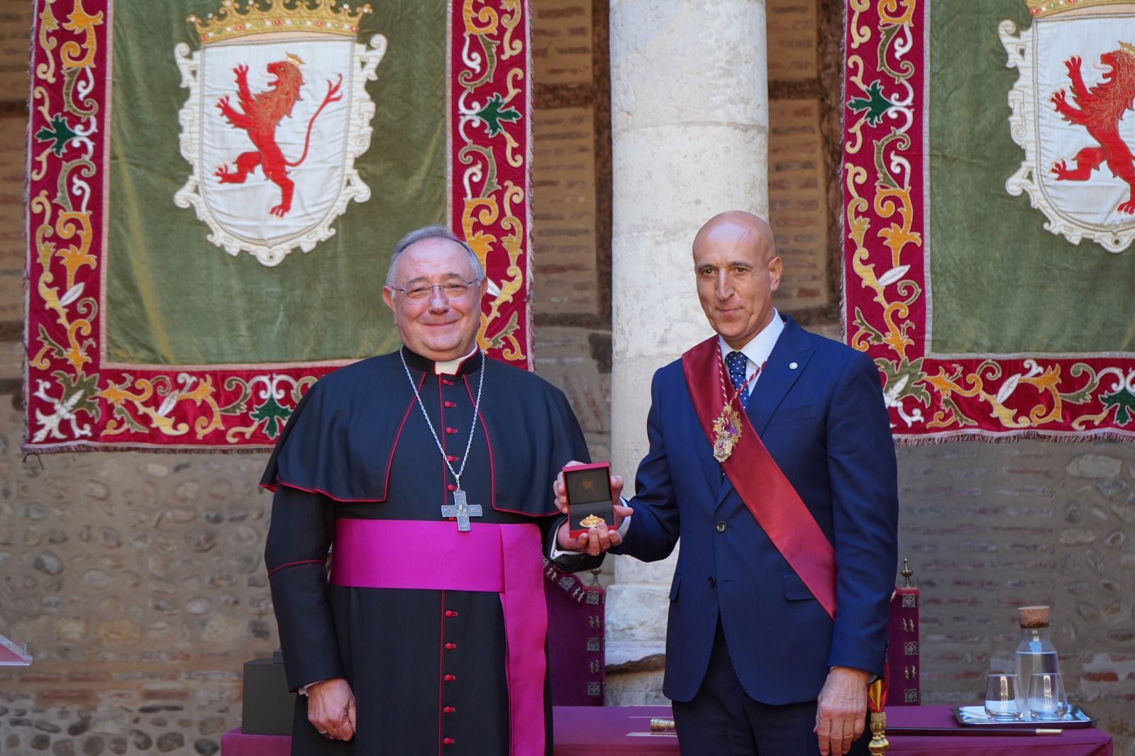 El obispo Luis Ángel de las Heras recibe la distinción de manos del alcalde