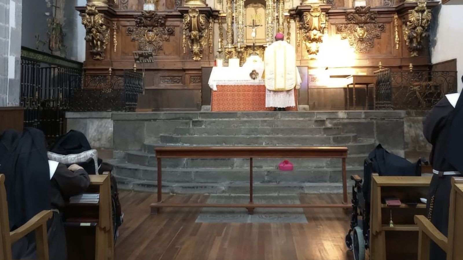 El obispo 'fake' Da Silva, oficiando para las monjas mayores de Belorado en una imagen distribuida por el jefe de prensa