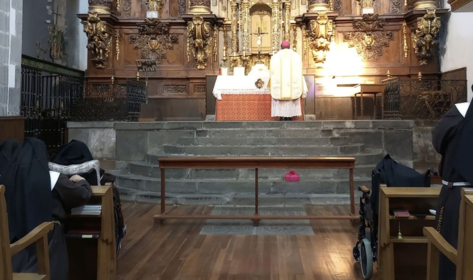 El obispo 'fake' Da Silva, oficiando para las monjas mayores de Belorado en una imagen distribuida por el jefe de prensa