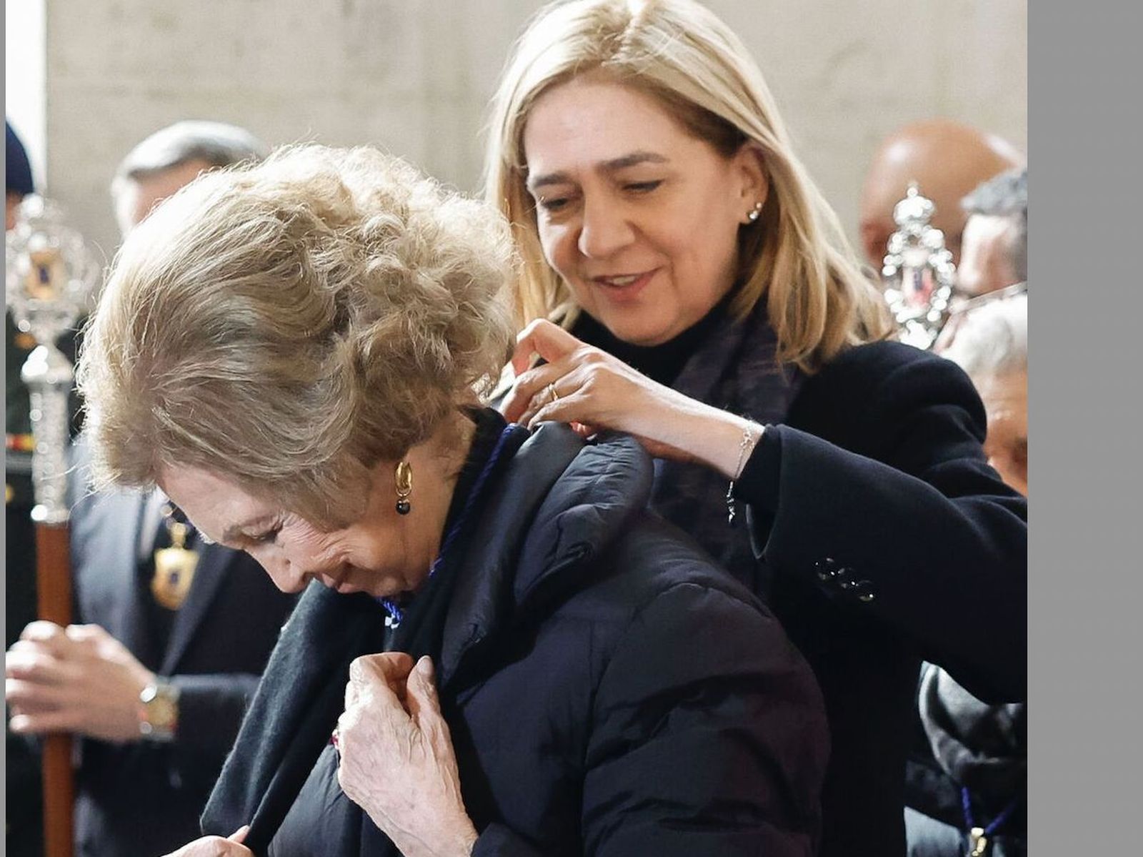 La infanta Cristina coloca la medalla de la cofradía de los Alabarderos a la reina Sofía