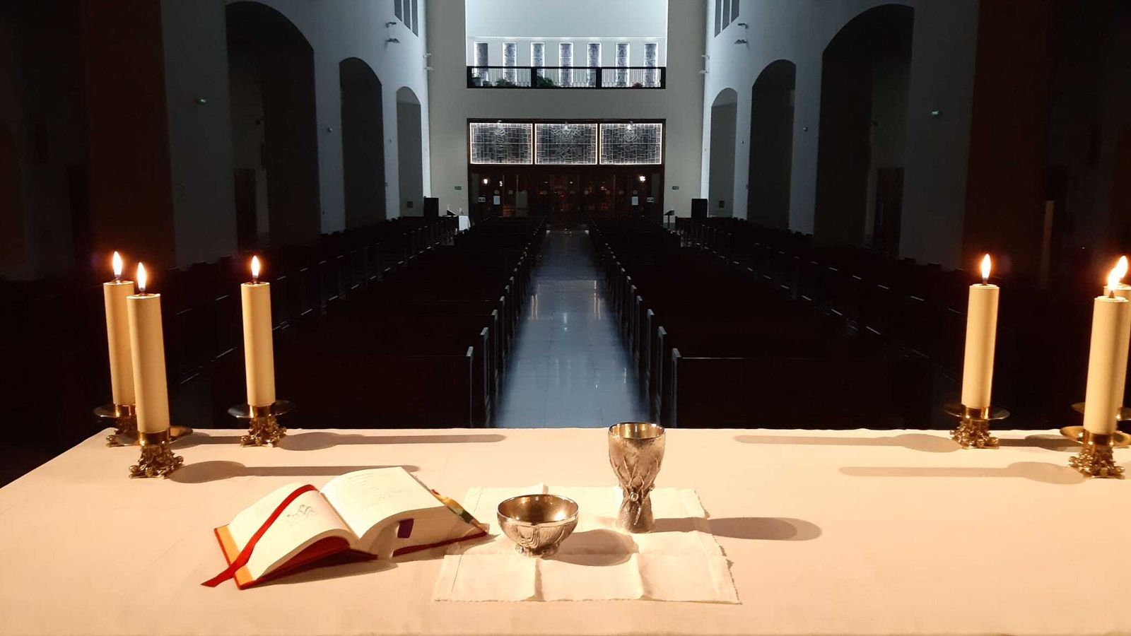 Misa en la vacía parroquia de El Pilar, en Madrid