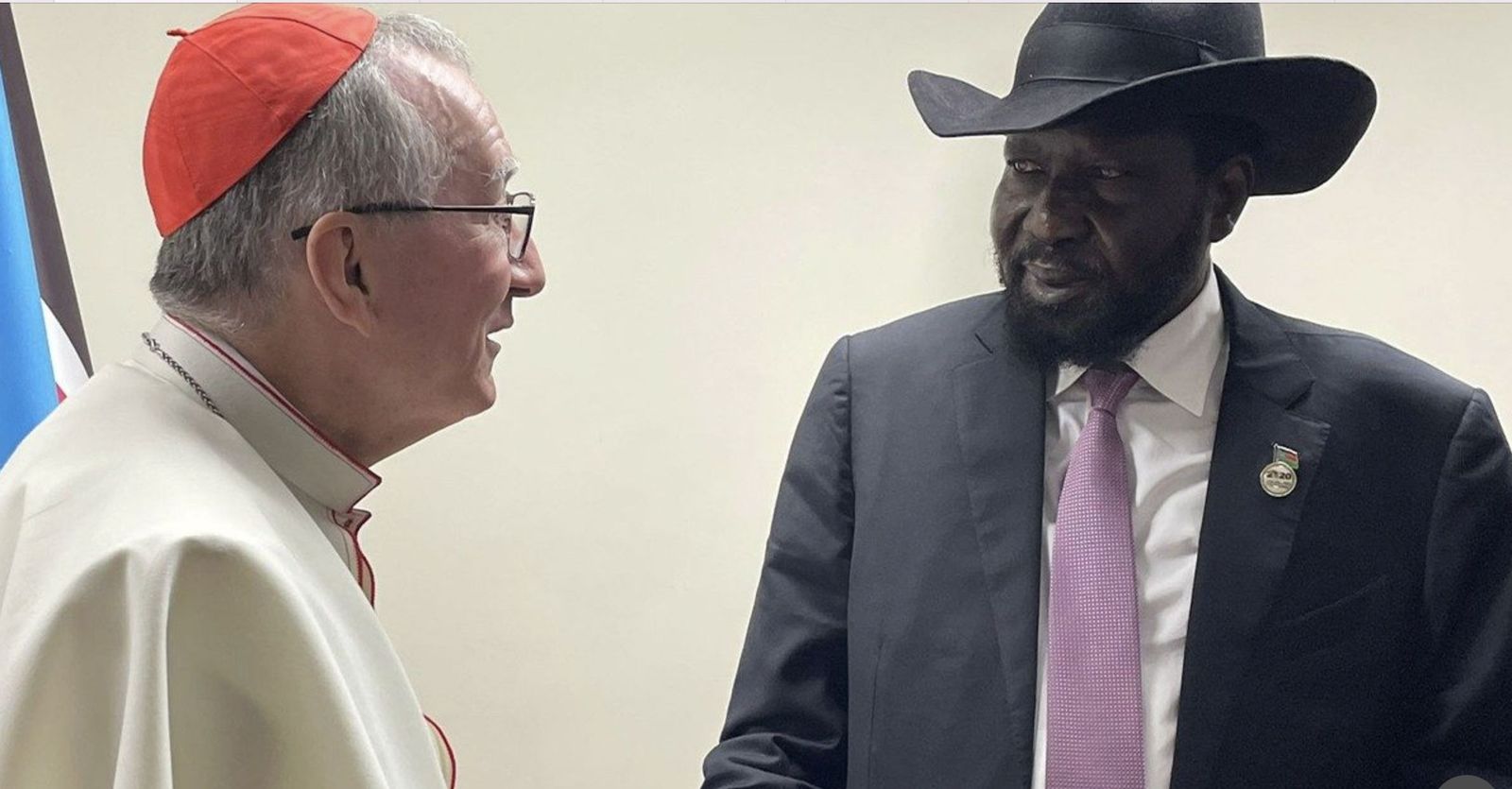 El cardenal Parolin con Salva Kiir