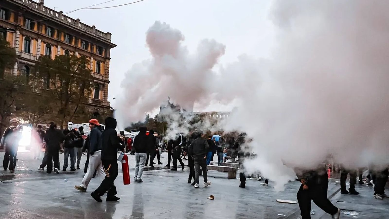 Protestas en el casco historico de milan