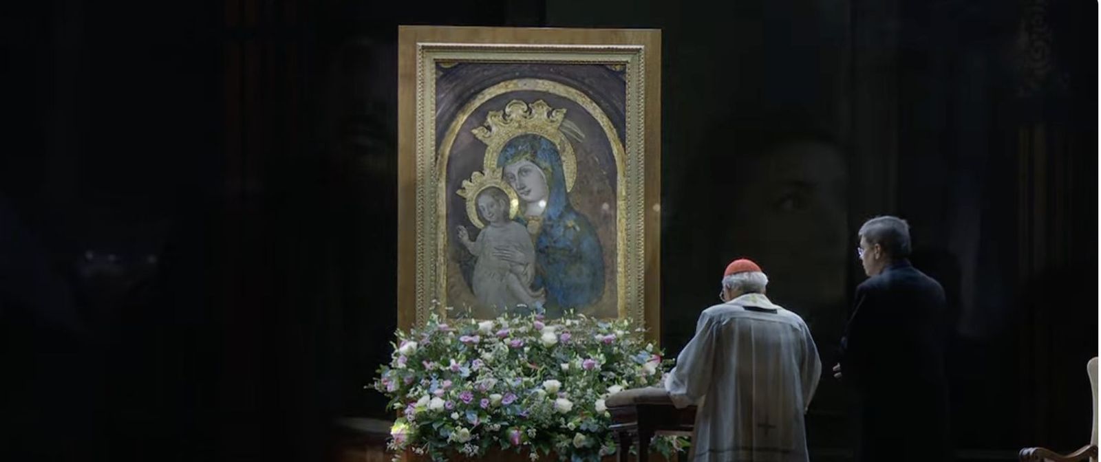 El cardenal Re, durante el rezo del Rosario de hoy