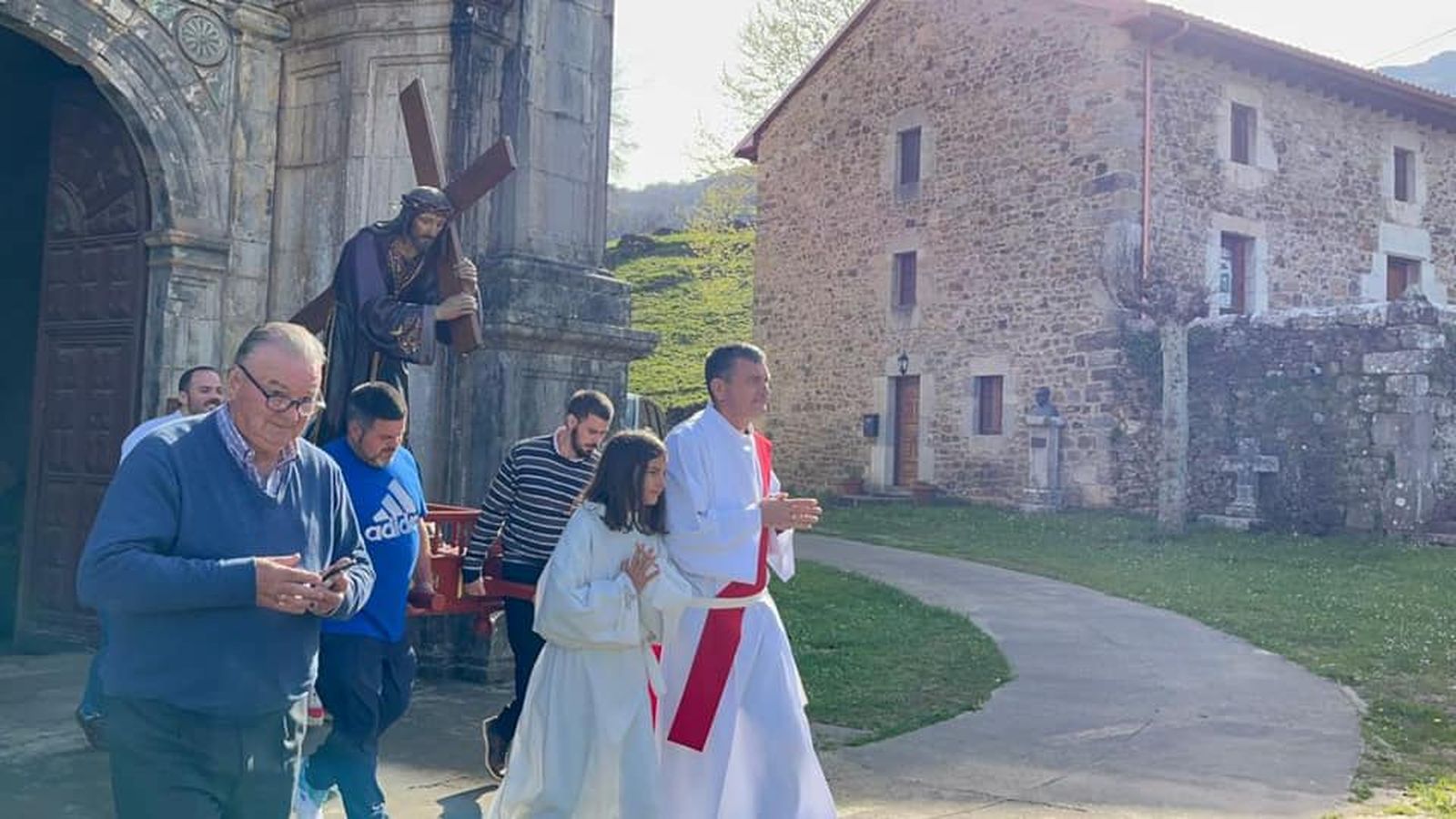 Procesión desde la "catedral" de Miera